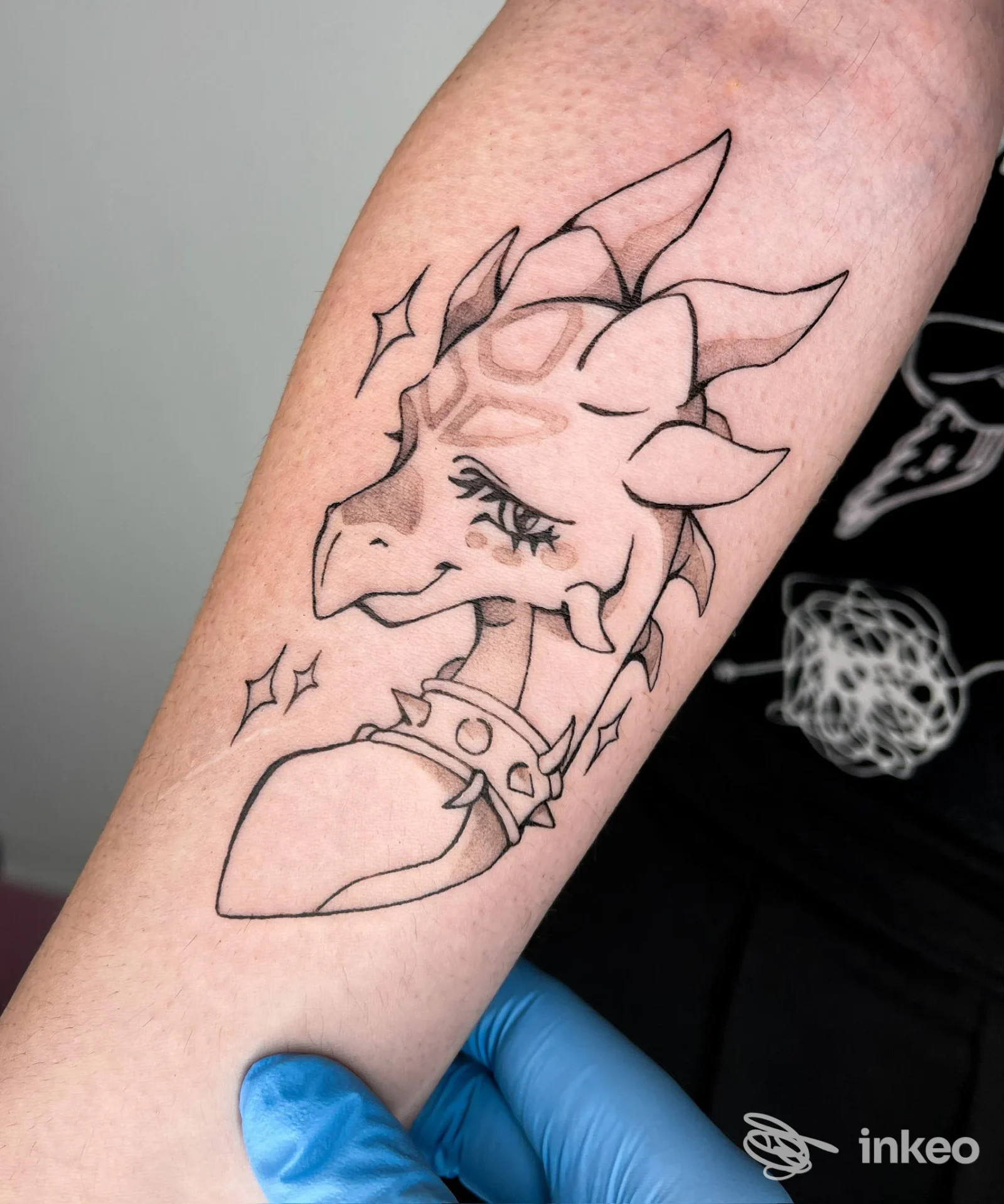 Tatuaggio linework nero su avambraccio raffigurante una testa di creatura, Bridge tattoo, Rimini.