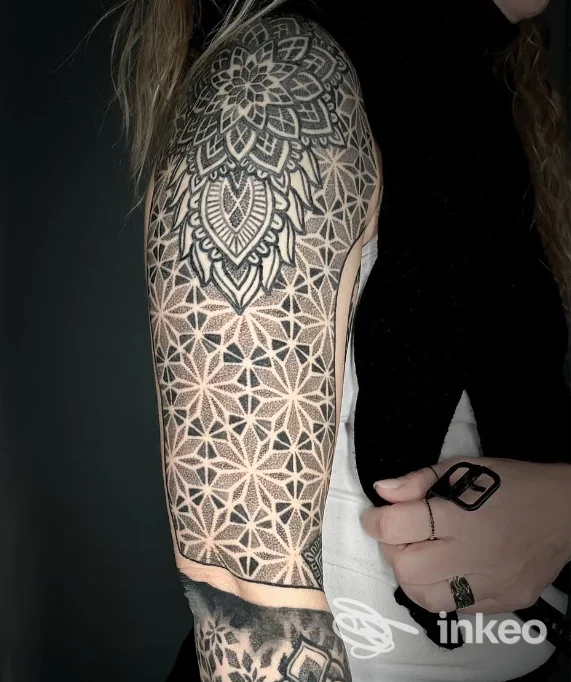 Ampio sleeve geometrico e mandala sul braccio, foto inviata da Freaky Horror Tattoo Shop, Rimini.