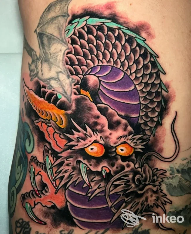 Grande tatuaggio colorato di drago in stile neo-tradizionale su coscia, lavoro di Freaky Horror Tattoo Shop, Rimini.