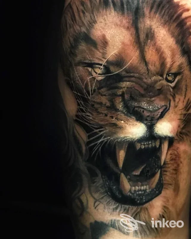 Tatuaggio realistico di testa di leone sul braccio, foto fornita da Freaky Horror Tattoo Shop a Rimini.