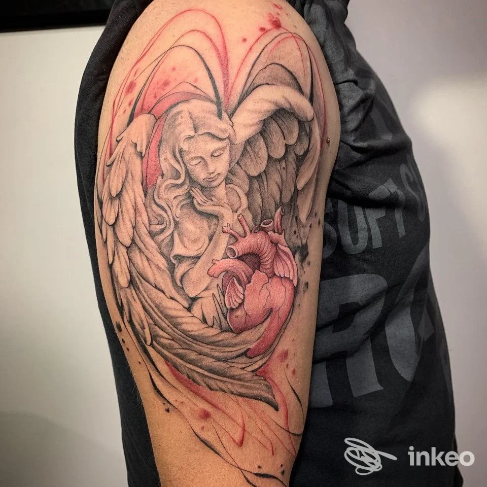 Tatuaggio sul braccio con angelo e cuore anatomico, scatto del lavoro realizzato da Tattoo Space Studio a Meldola.