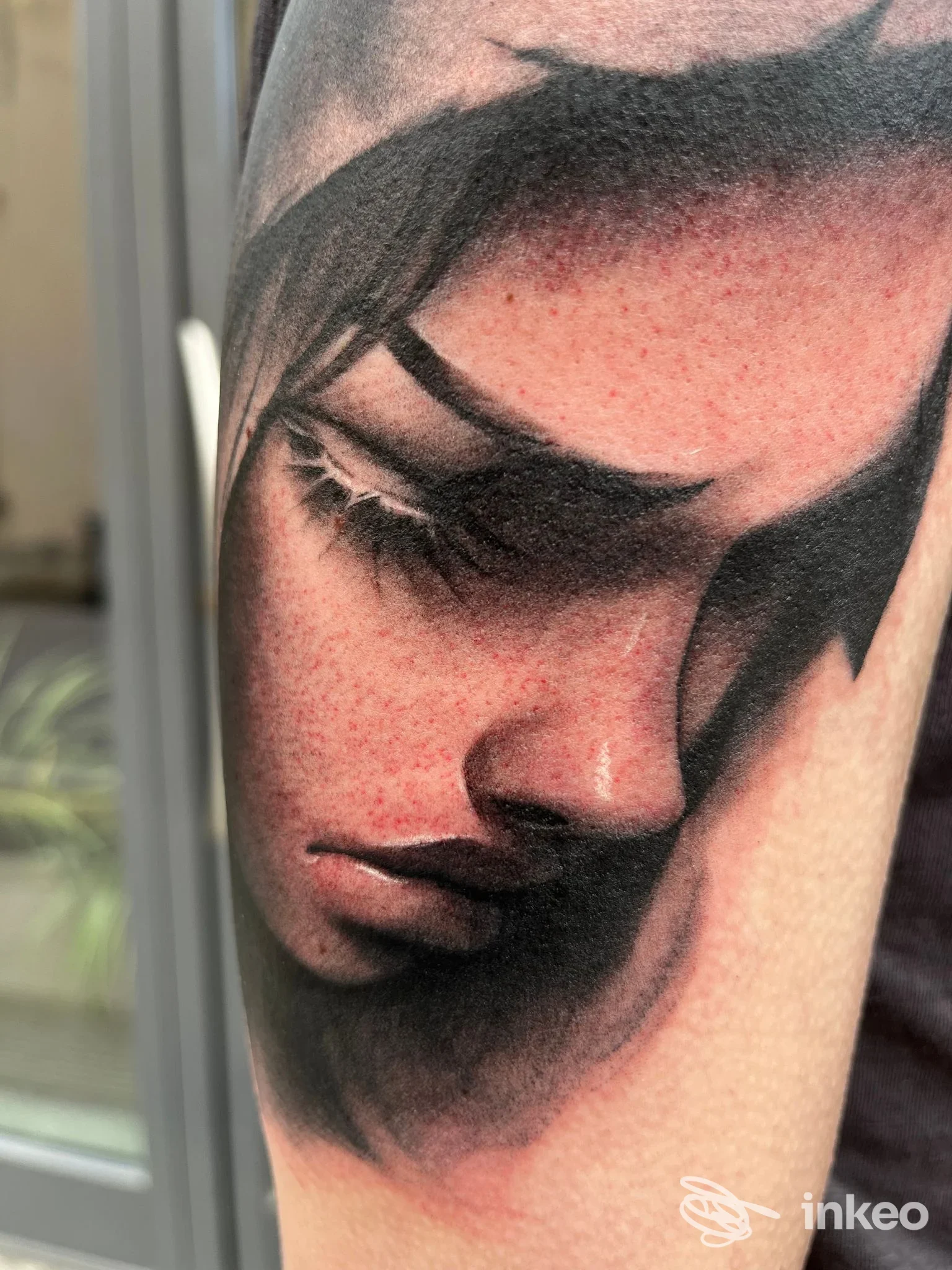 Tatuaggio realistico di un volto femminile sull'avambraccio, Bunny Boo Tattoo, Castel Bolognese.