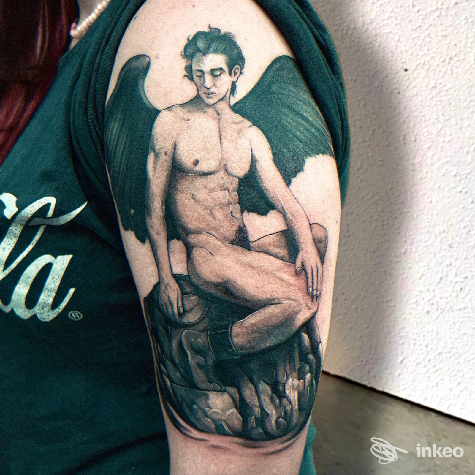 Tatuaggio su braccio superiore raffigurante figura alata in stile realistico, foto fornita da Bunny Boo Tattoo a Castel Bolognese.