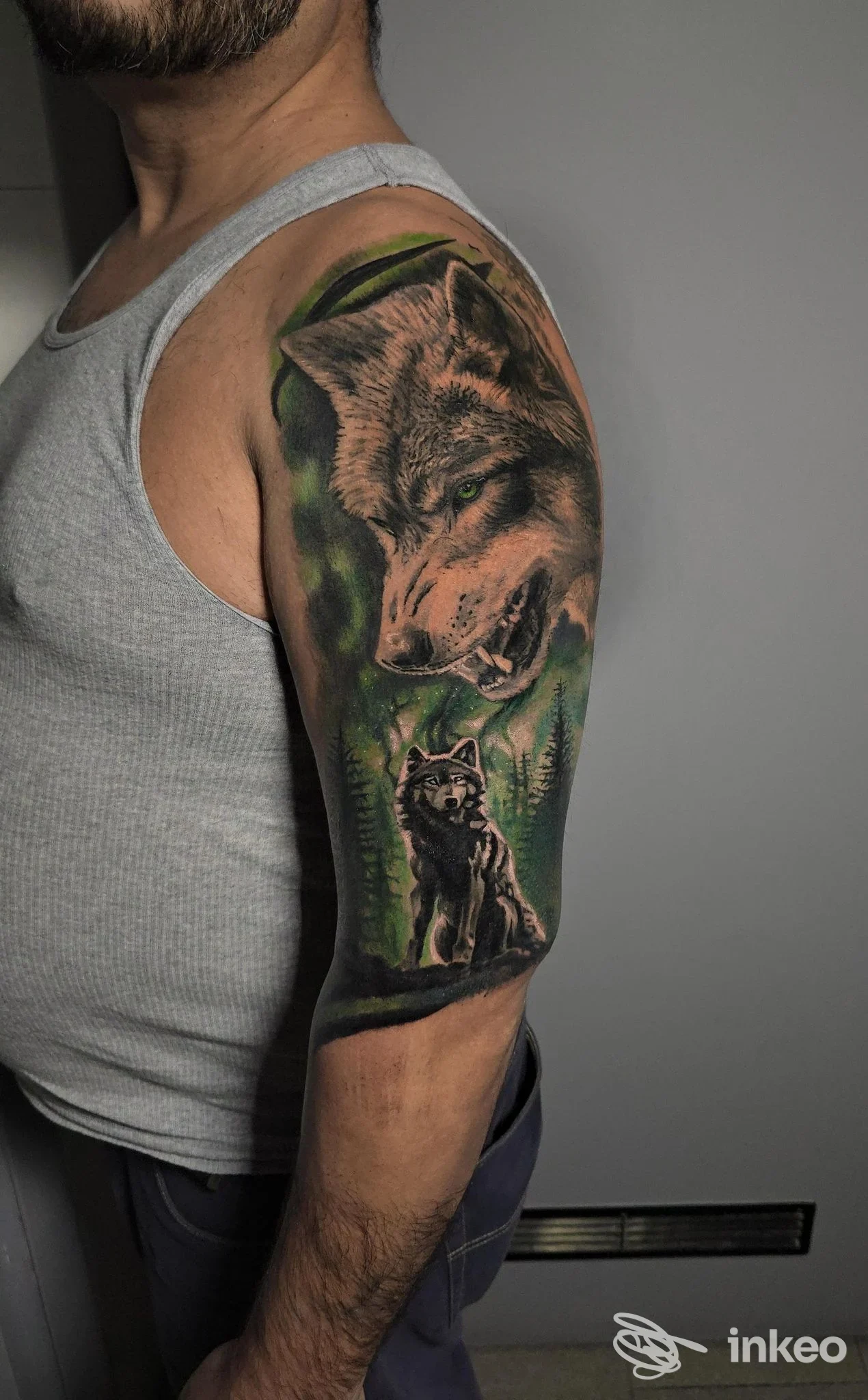 Tatuaggio realistico di lupi sul braccio presso Tattooificio, Piacenza.