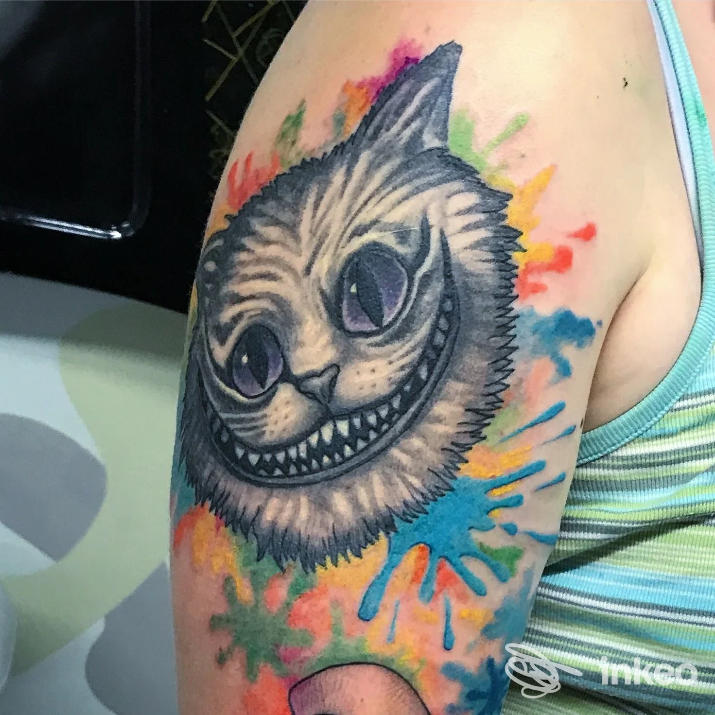 Grande tatuaggio colorato del Cheshire cat sul braccio superiore, Da Dio Tattoo, Gambettola.