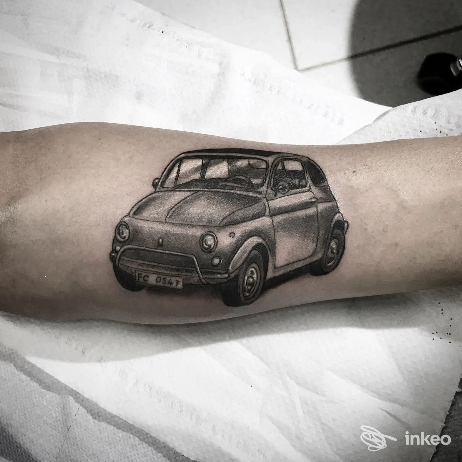 Tatuaggio realistico di una Fiat 500 sull'avambraccio, lavoro eseguito da Da Dio Tattoo a Gambettola.