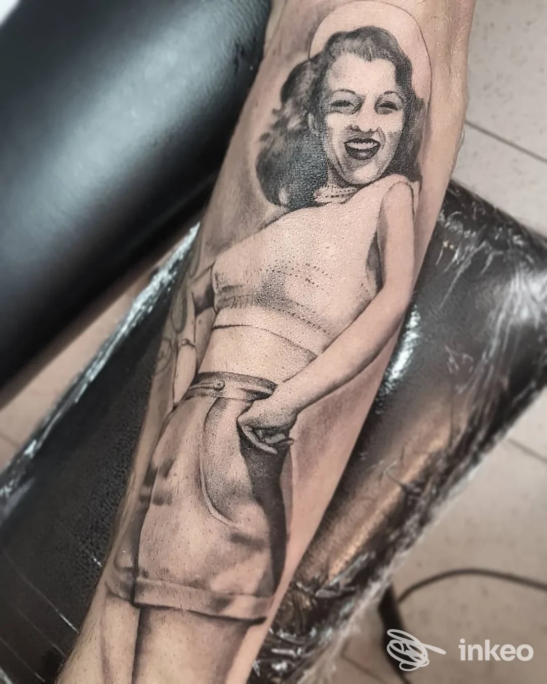 Tatuaggio realistico in bianco e nero di una figura femminile sull'avambraccio, opera mostrata da Sorry Mum Tattoo Studio a Novafeltria.