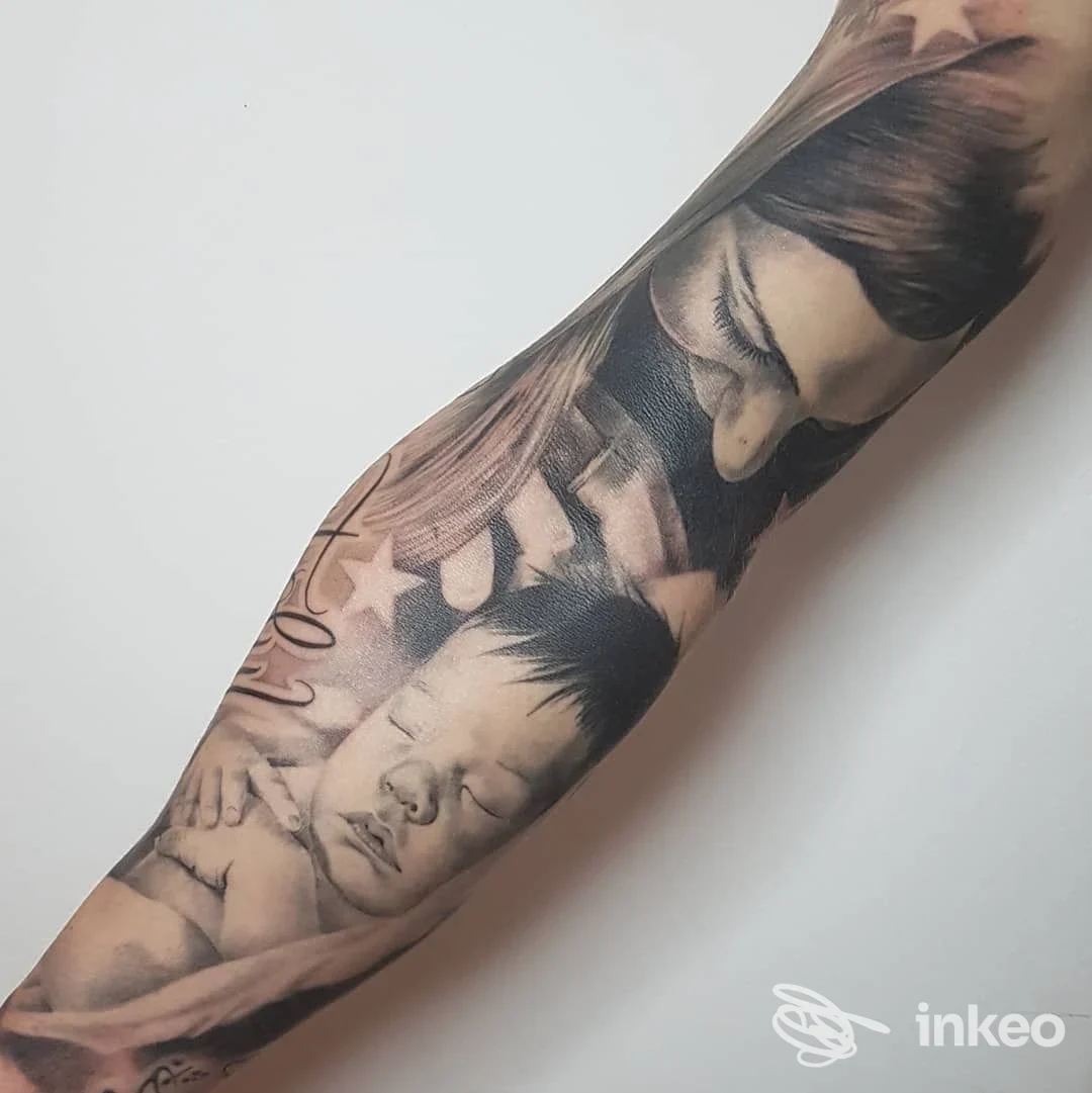 Tatuaggio realistico di ritratti maternità su avambraccio fotografato per Sorry Mum Tattoo Studio, Novafeltria.