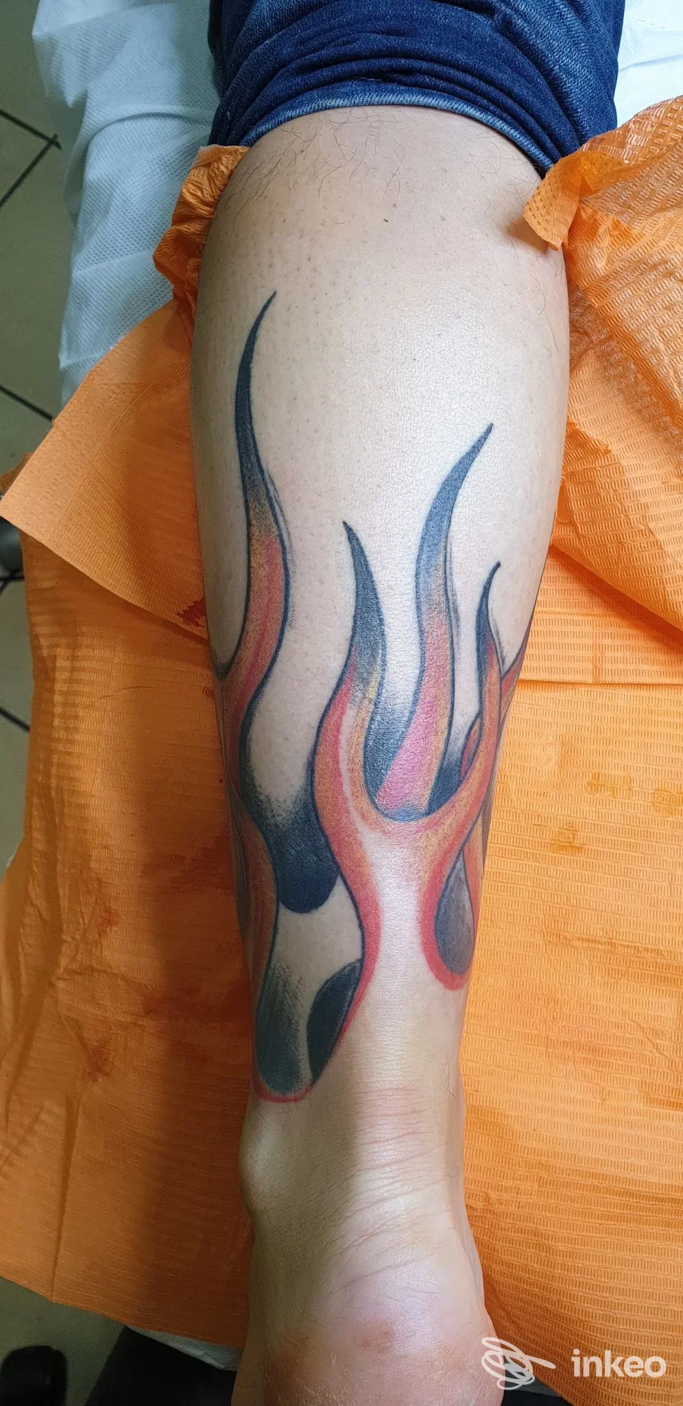 Tatuaggio a fiamme sul polpaccio e caviglia, scatto in studio. Ràtatattoo, Castellarano.