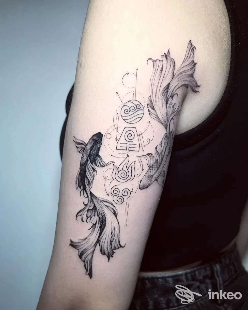 Tatuaggio a linee sottili di due carpe stilizzate sul braccio superiore, fotografia dello studio La Dolce Vita Tattoo a Parma.
