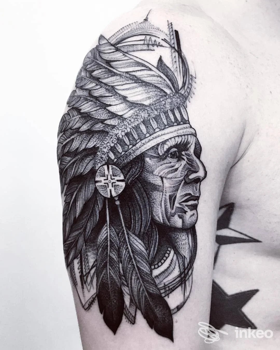 Tatuaggio in nero sul braccio superiore raffigurante il profilo di un capo nativo americano, immagine fornita da La Dolce Vita Tattoo, Parma.