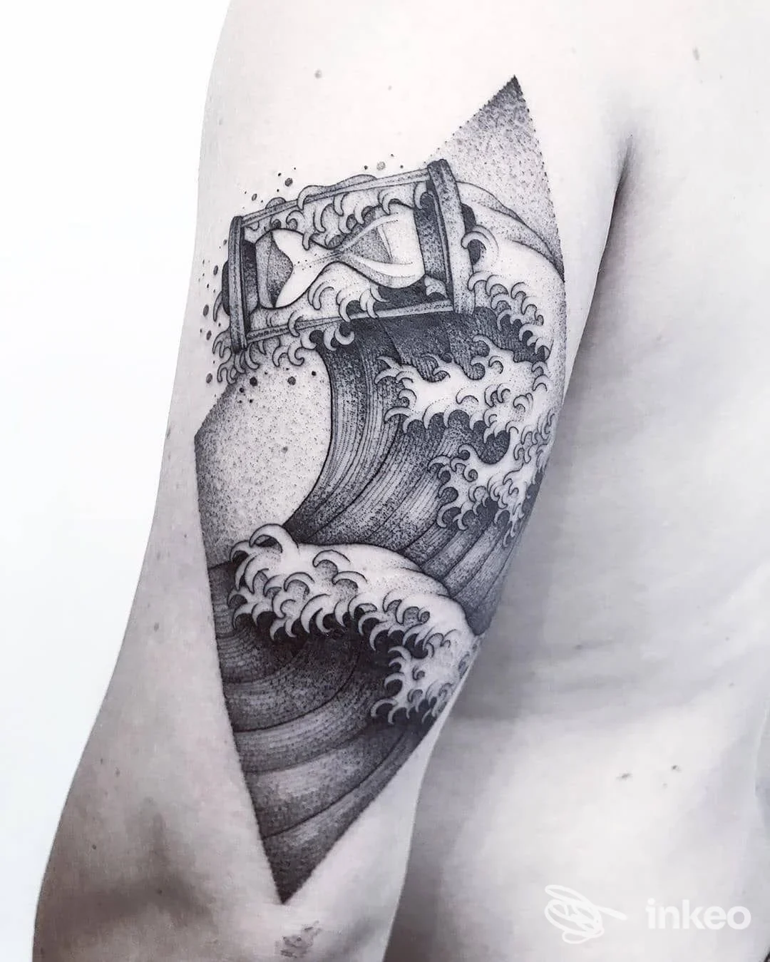 Tatuaggio in stile dotwork/blackwork con onde e clessidra sull'esterno del braccio, La Dolce Vita Tattoo, Parma.