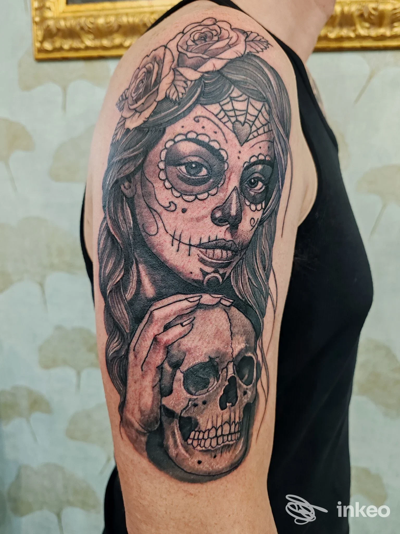 Tatuaggio black & grey su spalla/avampetto raffigurante donna-calavera e teschio, Perla Nera Tattoo, Cesena.