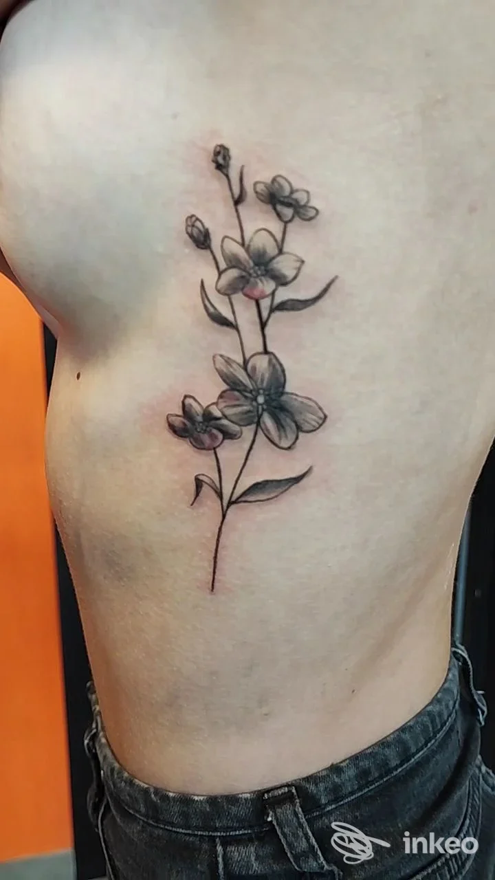 Tatuaggio floreale sul fianco realizzato da Snakeman Tattoo & Piercing a Cesenatico.