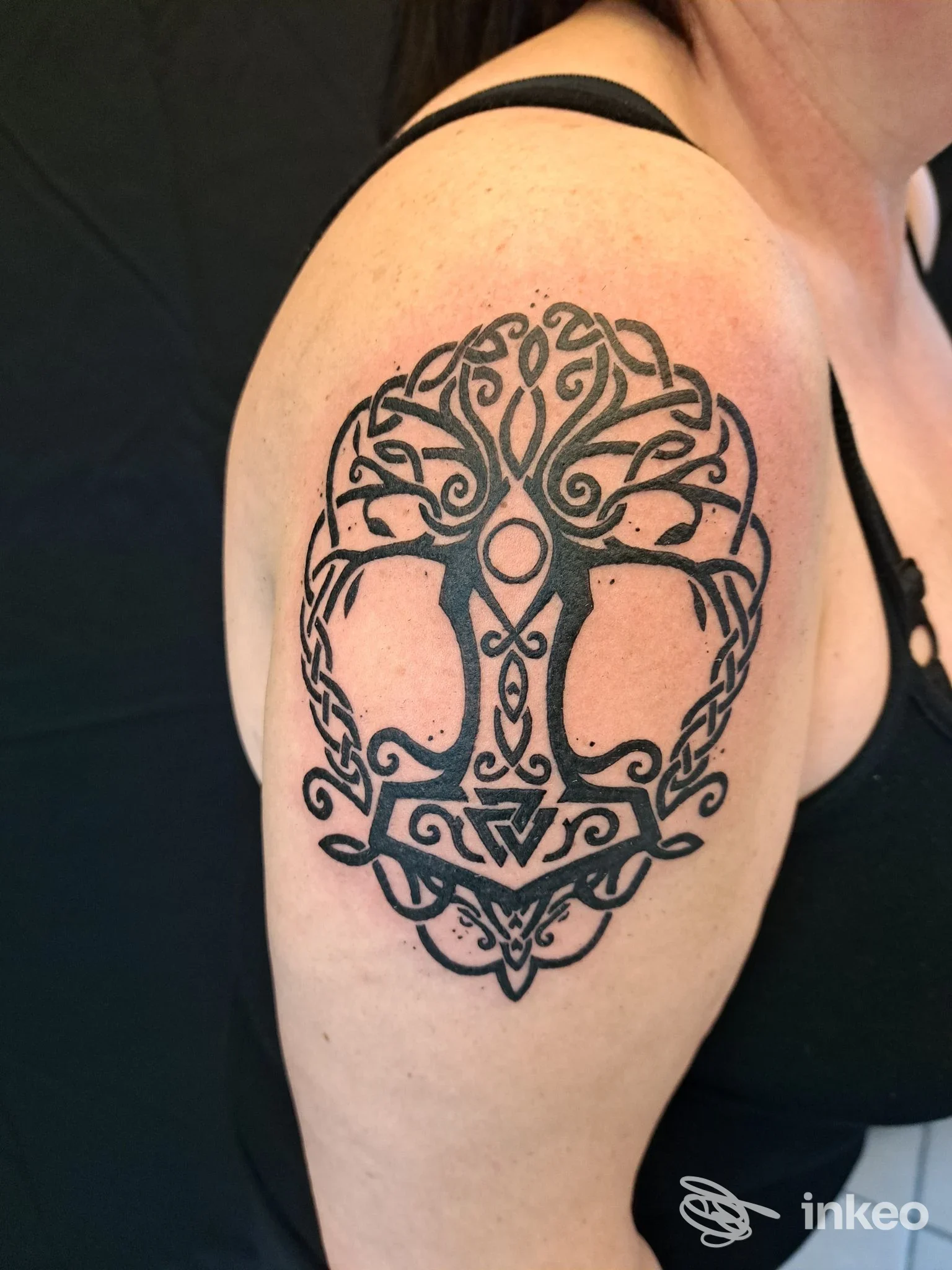Tatuaggio nero stilizzato sul deltoide, foto di Pekora Nera Tattoo Studio a Ozzano dell'Emilia.