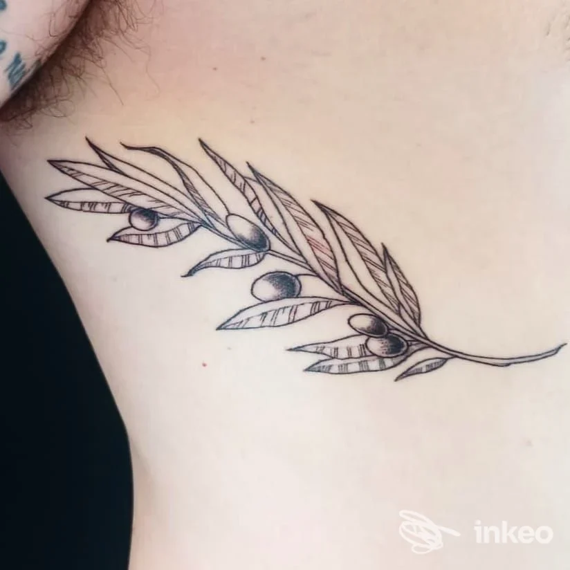 Tatuaggio a linee di un ramo con foglie sul fianco, Pekora Nera Tattoo Studio, Ozzano dell'Emilia.