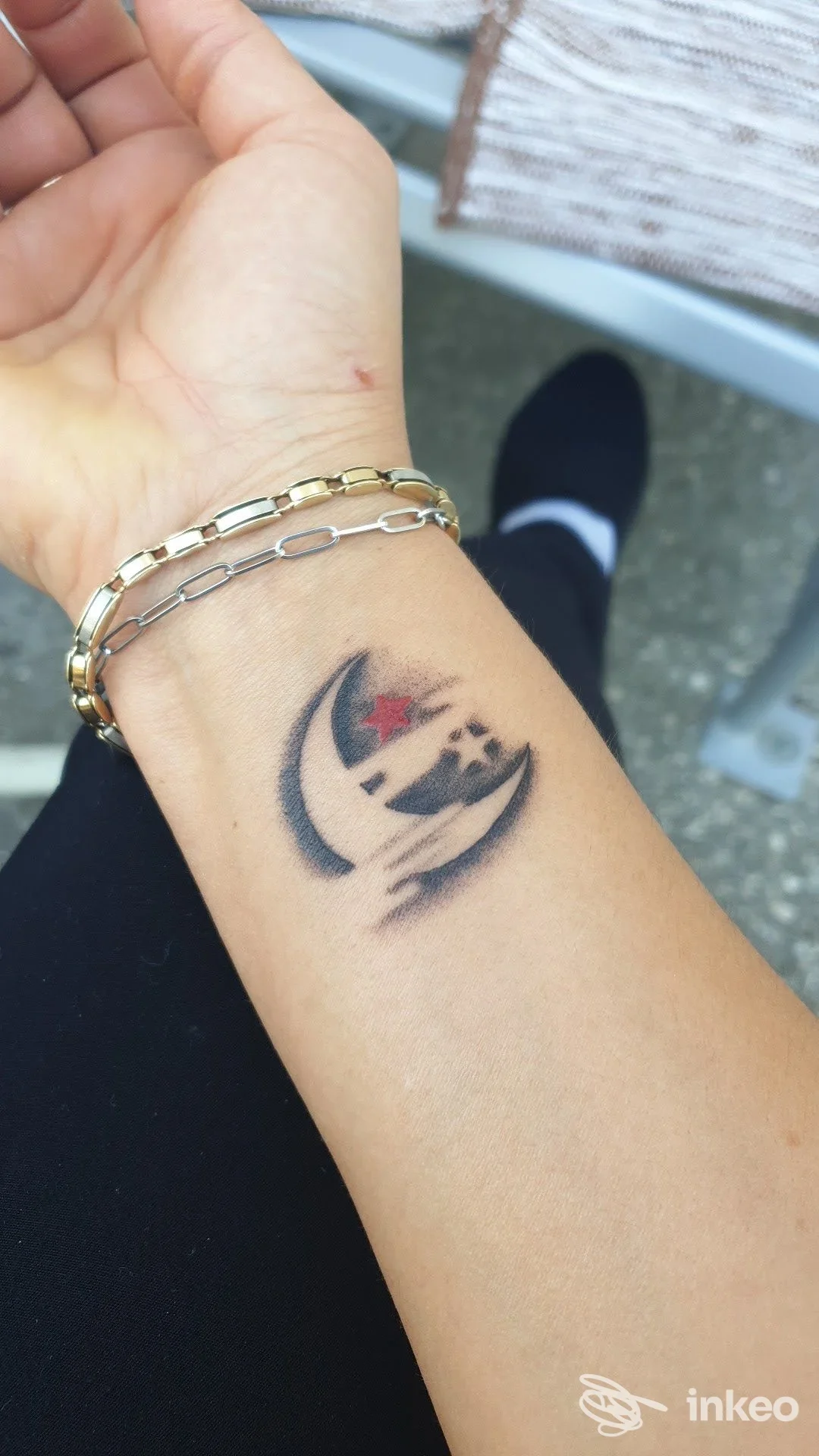 Piccolo tatuaggio nero con un punto rosso sul polso, foto fornita da Inky Tattoo & Piercing, Bellaria-Igea Marina.