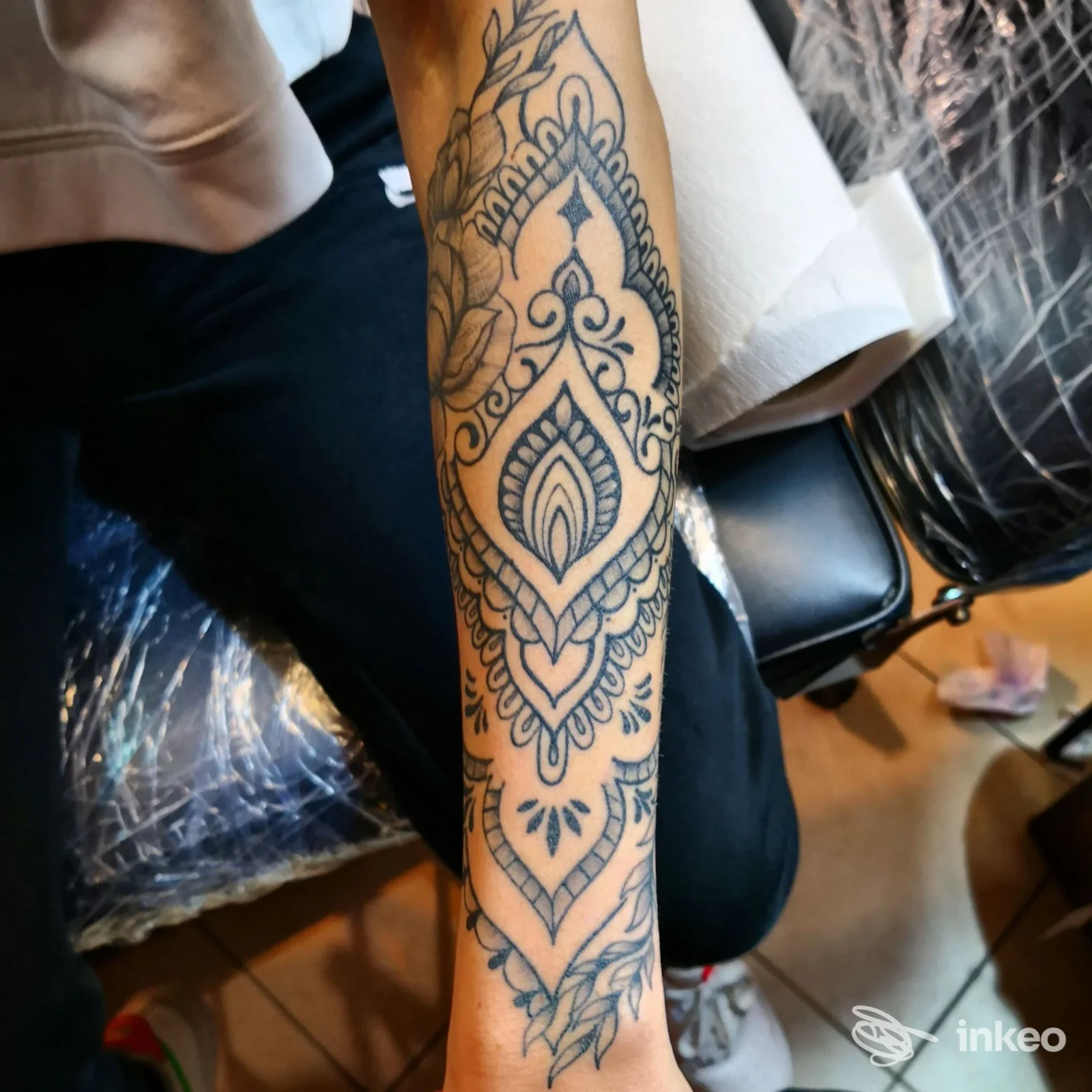 Avambraccio tatuato con motivo ornamentale/mandala, foto scattata in Venerdì 13 Tattoo Studio a Riccione.