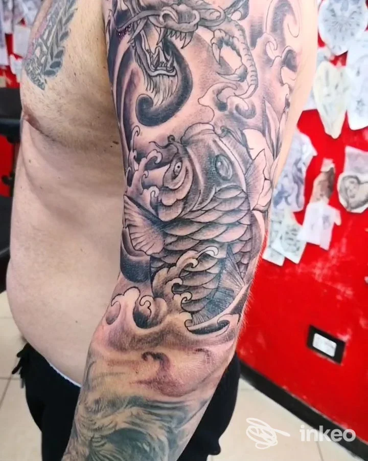 Manica tatuata in bianco e nero sul braccio destro, Venerdì 13 Tattoo Studio, Riccione.
