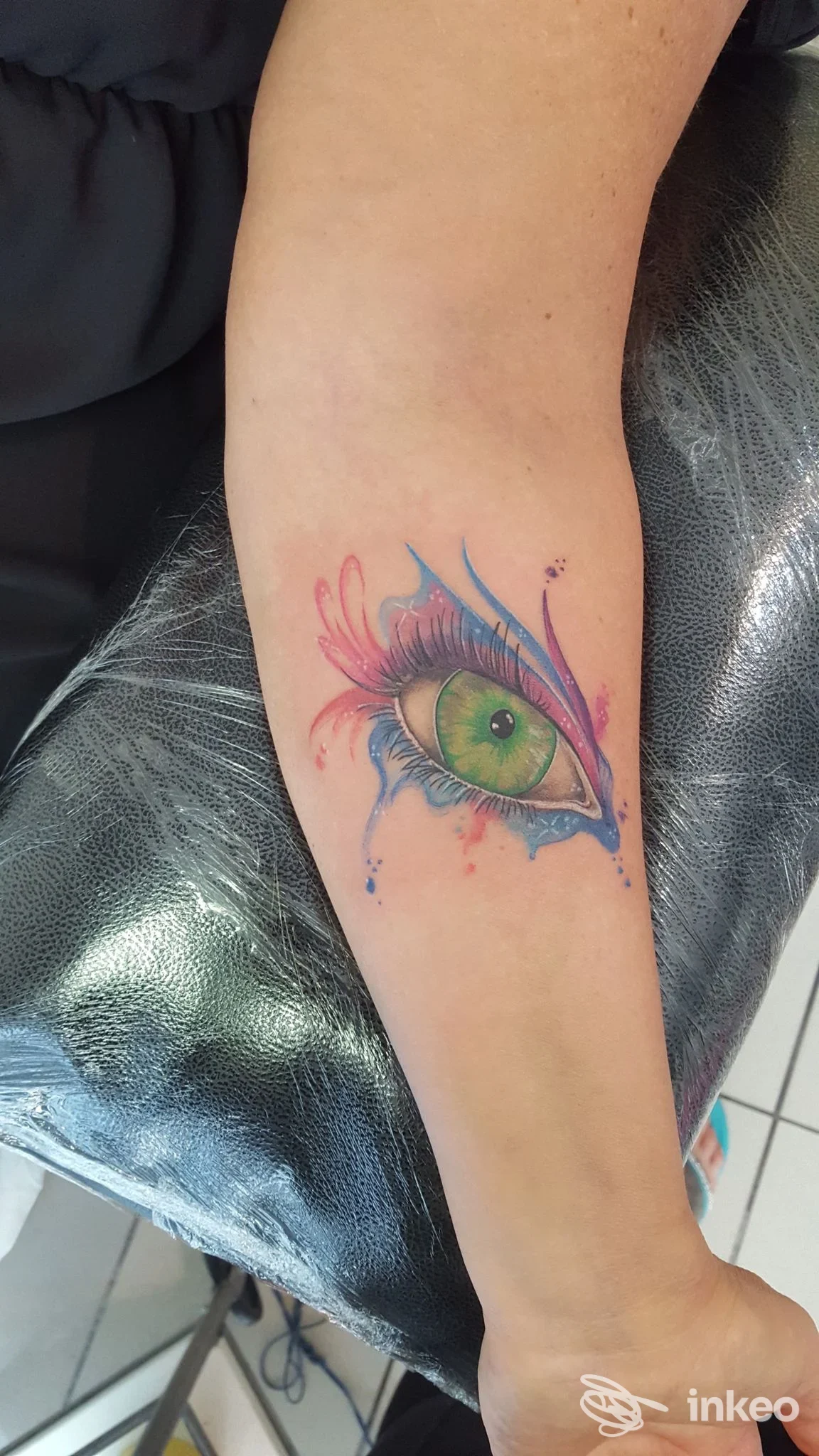 Tatuaggio a colori di un occhio stilizzato sull'avambraccio, Makablack Tattoo Studio, Cattolica.
