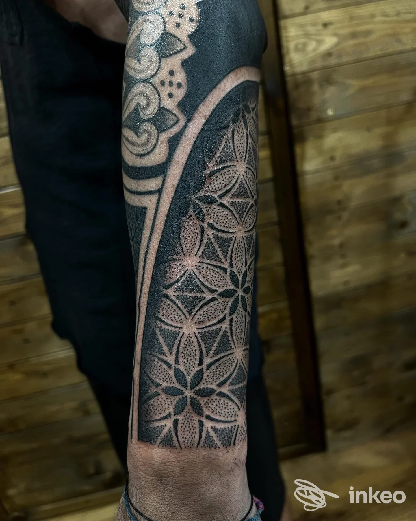 Tatuaggio geometrico nero sull'avambraccio, foto studio Mörk Tattoo Studio, Parma.