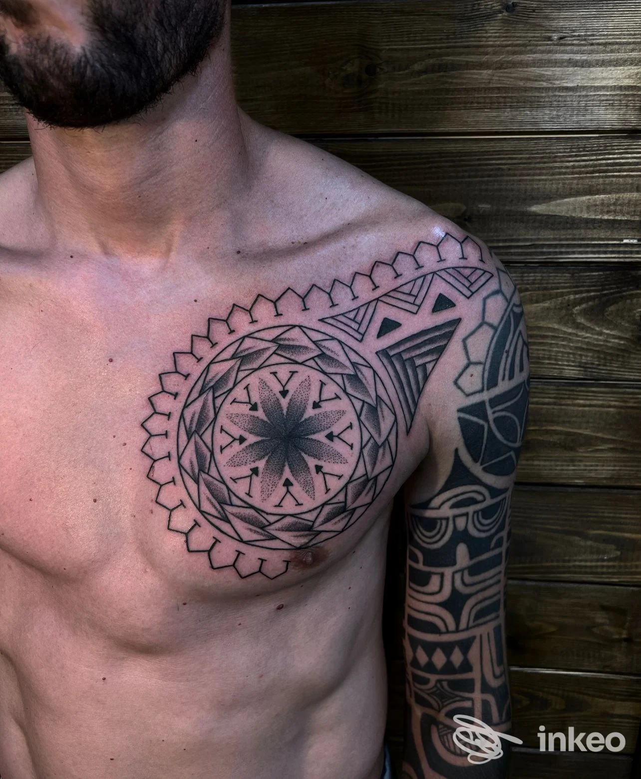 Tatuaggio geometrico e tribale in nero sul petto e spalla, fotografia eseguita per Mörk Tattoo Studio a Parma.