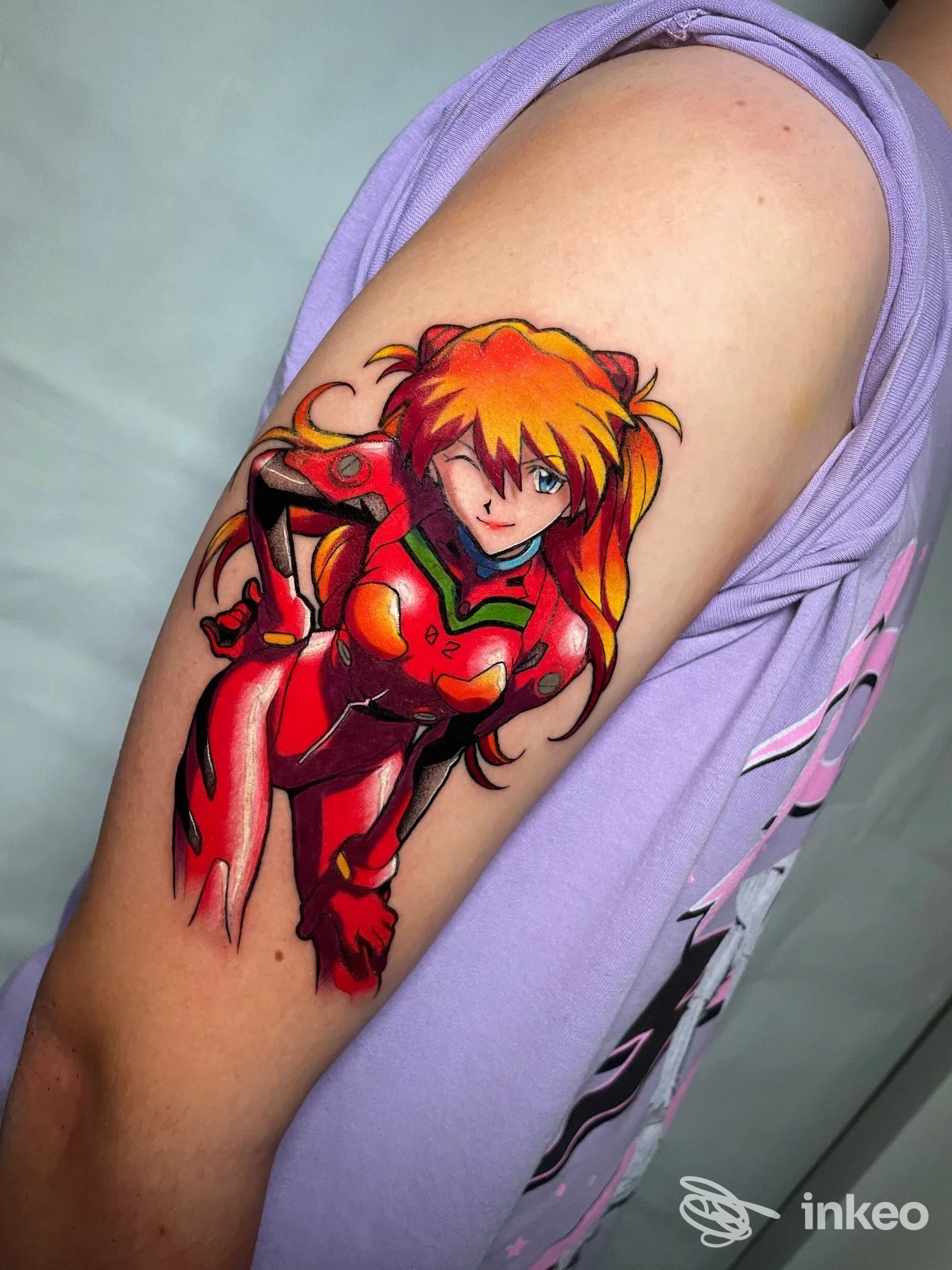Tatuaggio a colori raffigurante un personaggio anime sull'alto braccio, realizzato da Soul Shop Tattoo, Rimini.