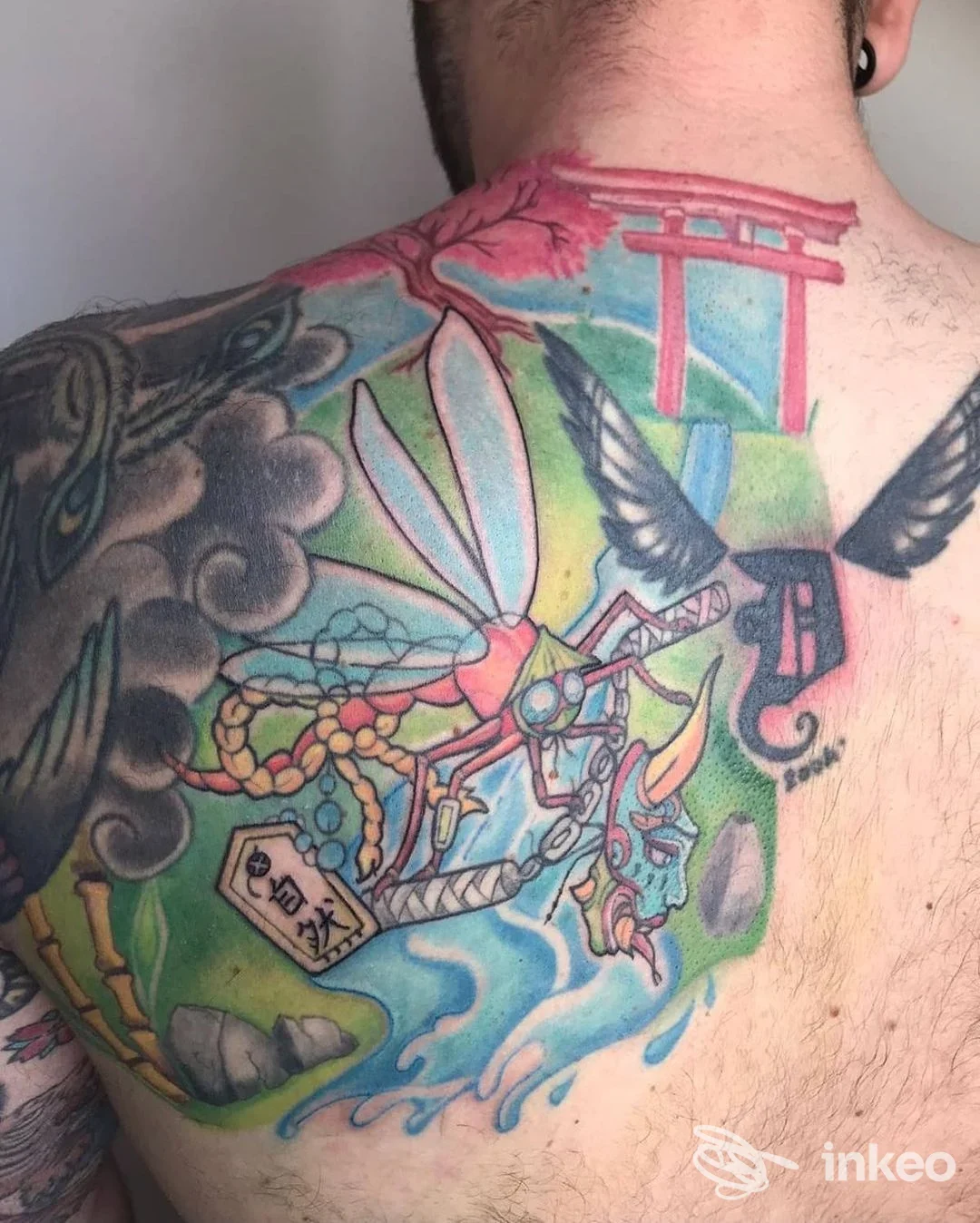 Ampio tatuaggio colorato sulla parte superiore della schiena, foto fornita da Hokkaido Ink Tattoo Shop, Rimini.