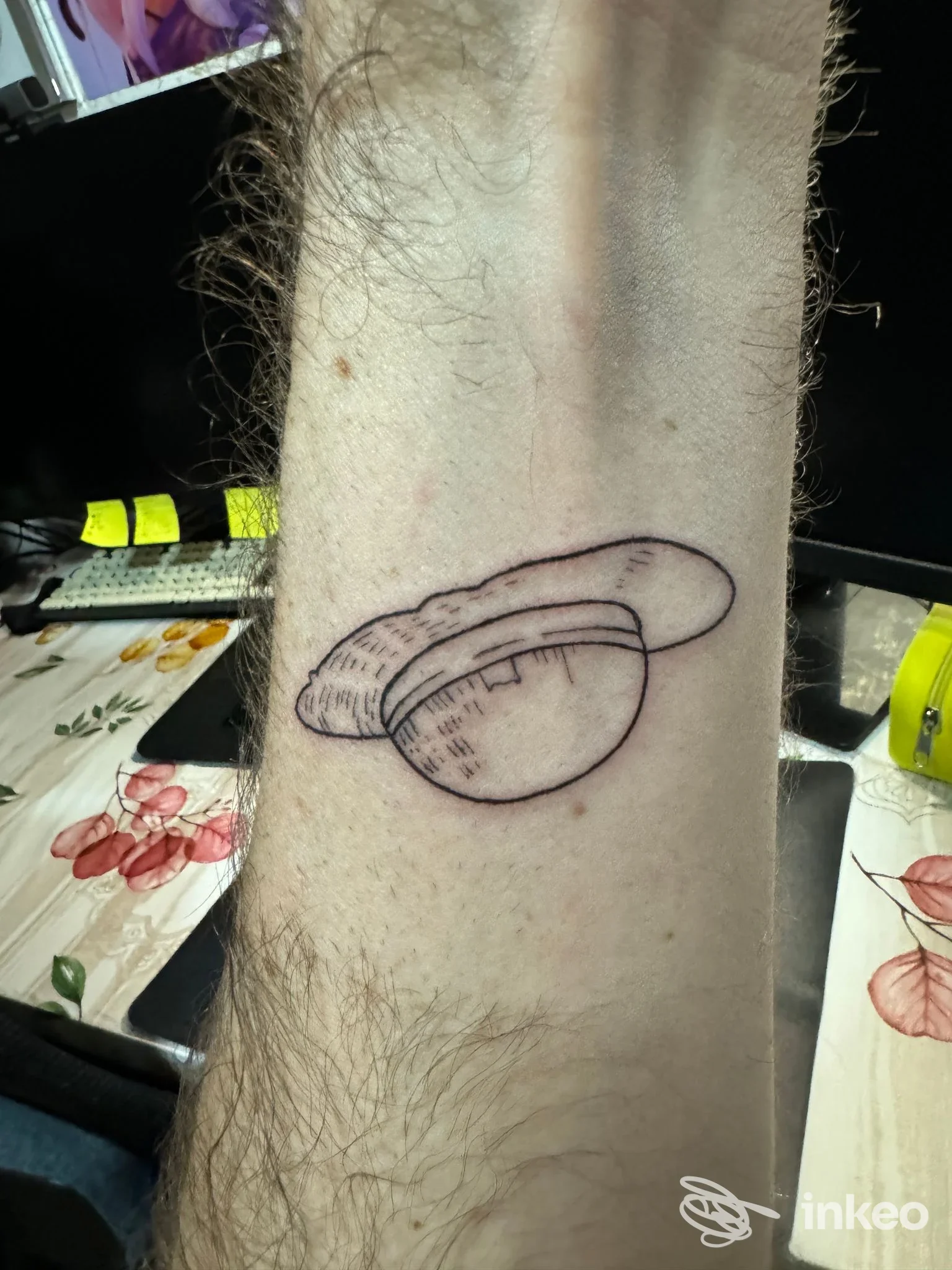 Tatuaggio linework in nero su avambraccio fotografato in studio, Hokkaido ink Tattoo Shop a Rimini.