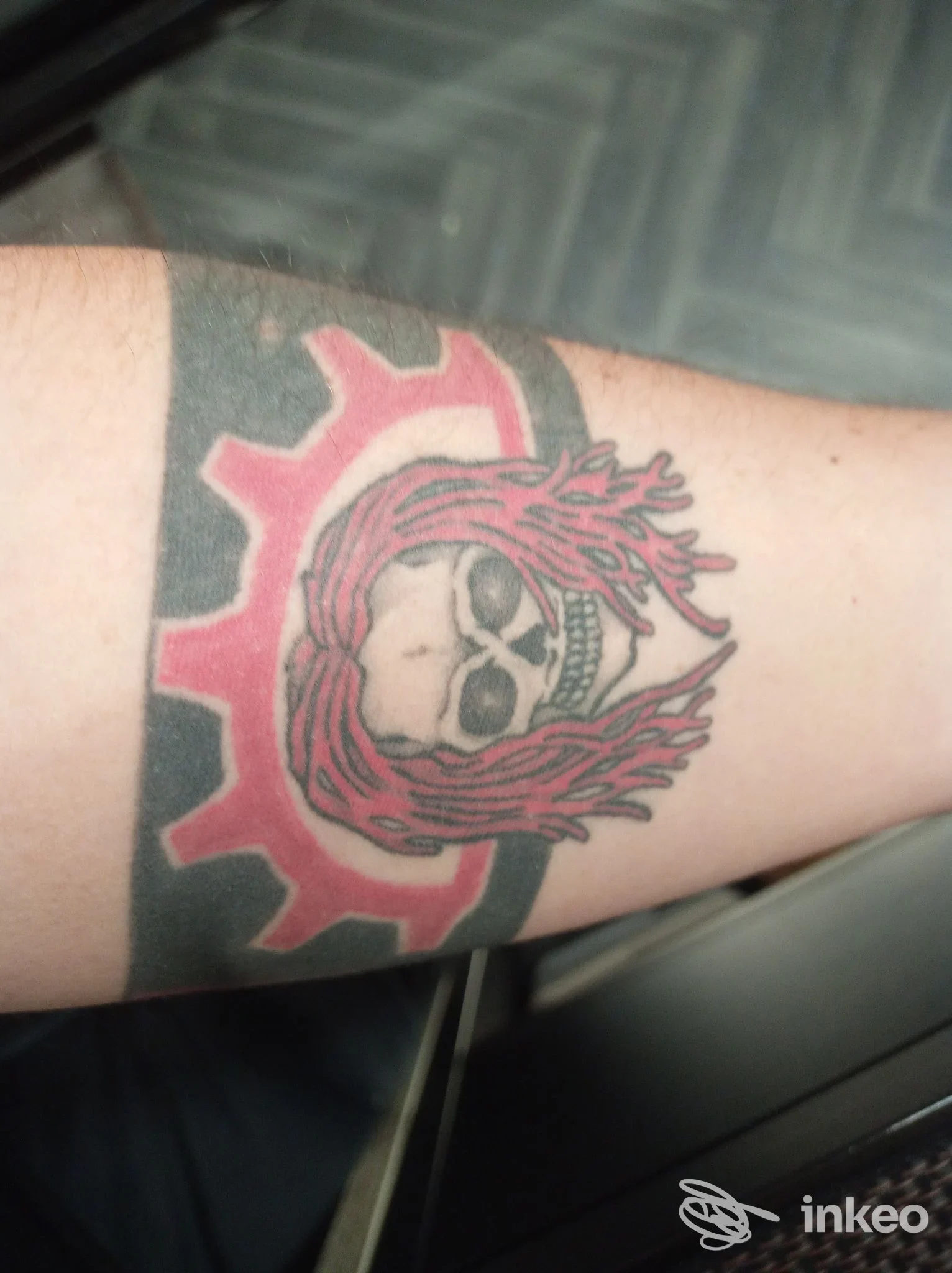 Tatuaggio su avambraccio con teschio e capelli rossi, Hokkaido Ink Tattoo Shop, Rimini.