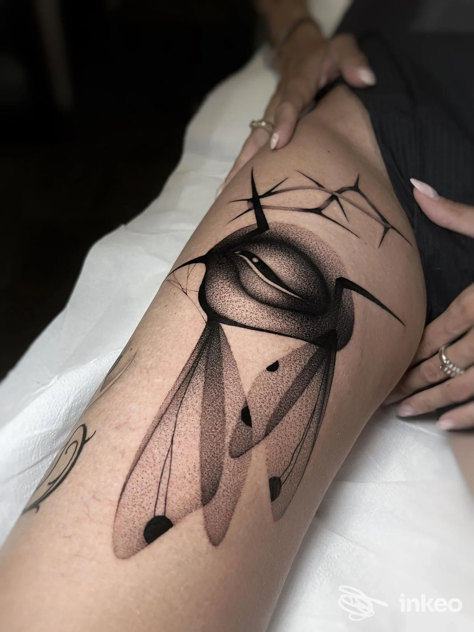 Tatuaggio astratto in stile dotwork e geometric su coscia, foto scattata presso Black Gold Tattoo, Parma.