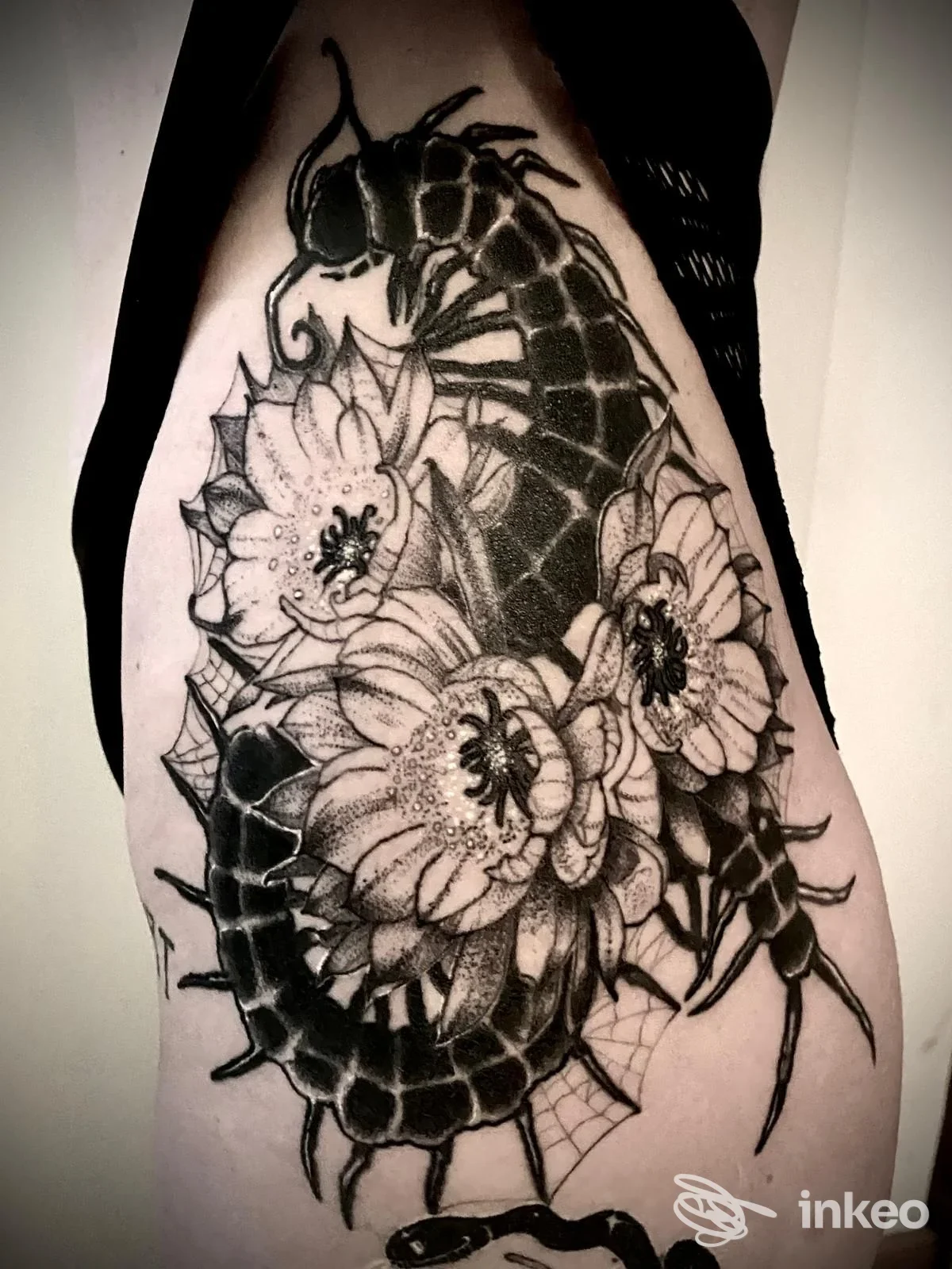 Tatuaggio blackwork su fianco con due centopiedi e fiori, Black Gold Tattoo, Parma.