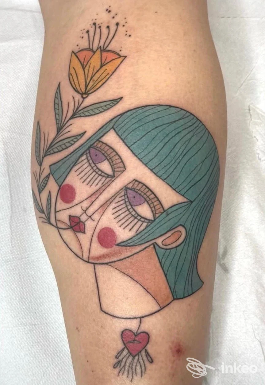 Tatuaggio colorato di volto stilizzato sul polpaccio, Only For Friends Tattoo & Piercing, Fiorano Modenese.