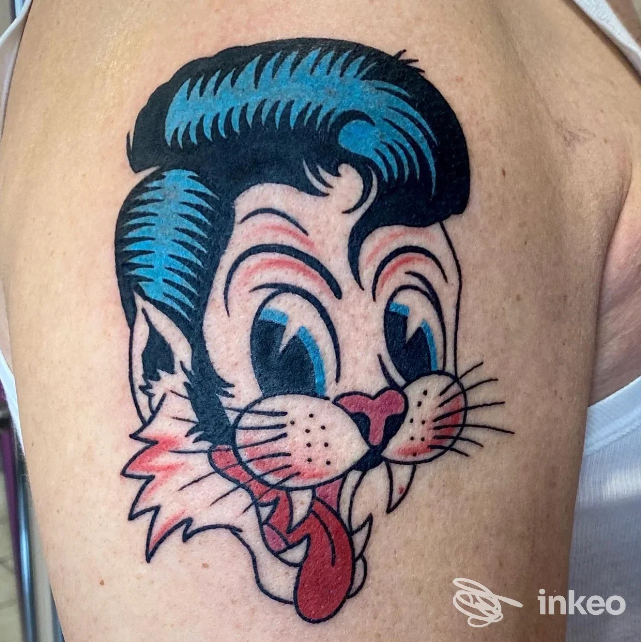Tatuaggio colorato a forma di testa di gatto sul braccio superiore, foto fornita da Only For Friends Tattoo & Piercing, Fiorano Modenese.