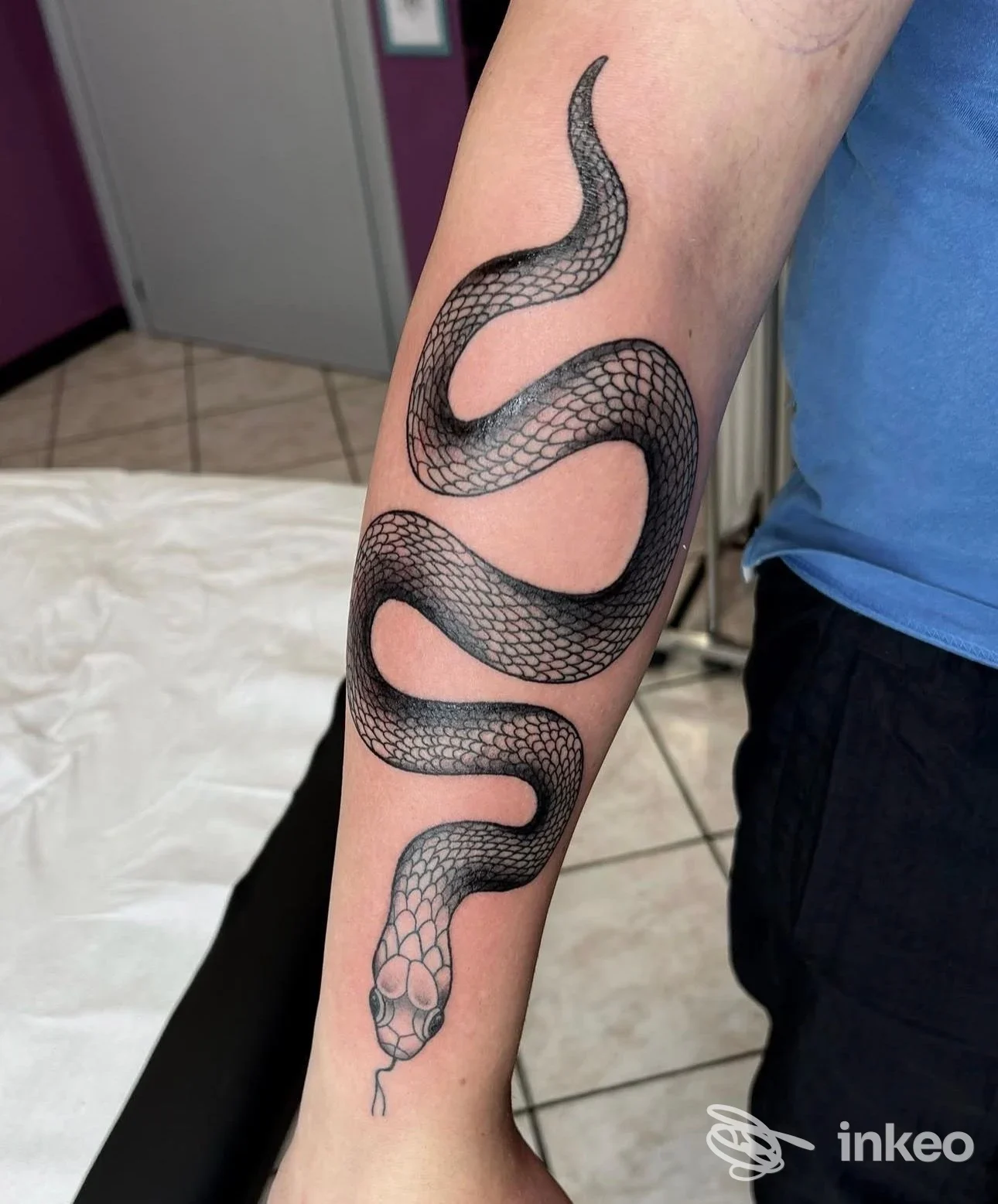 Tatuaggio a forma di serpente nero sull'avambraccio, foto scattata in studio Only For Friends Tattoo & Piercing a Fiorano Modenese.