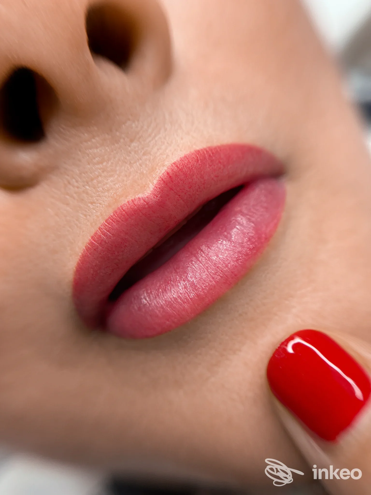 Primo piano delle labbra con trucco permanente (lip blush) eseguito da Federica Dragoni permanent makeup, Cesena.
