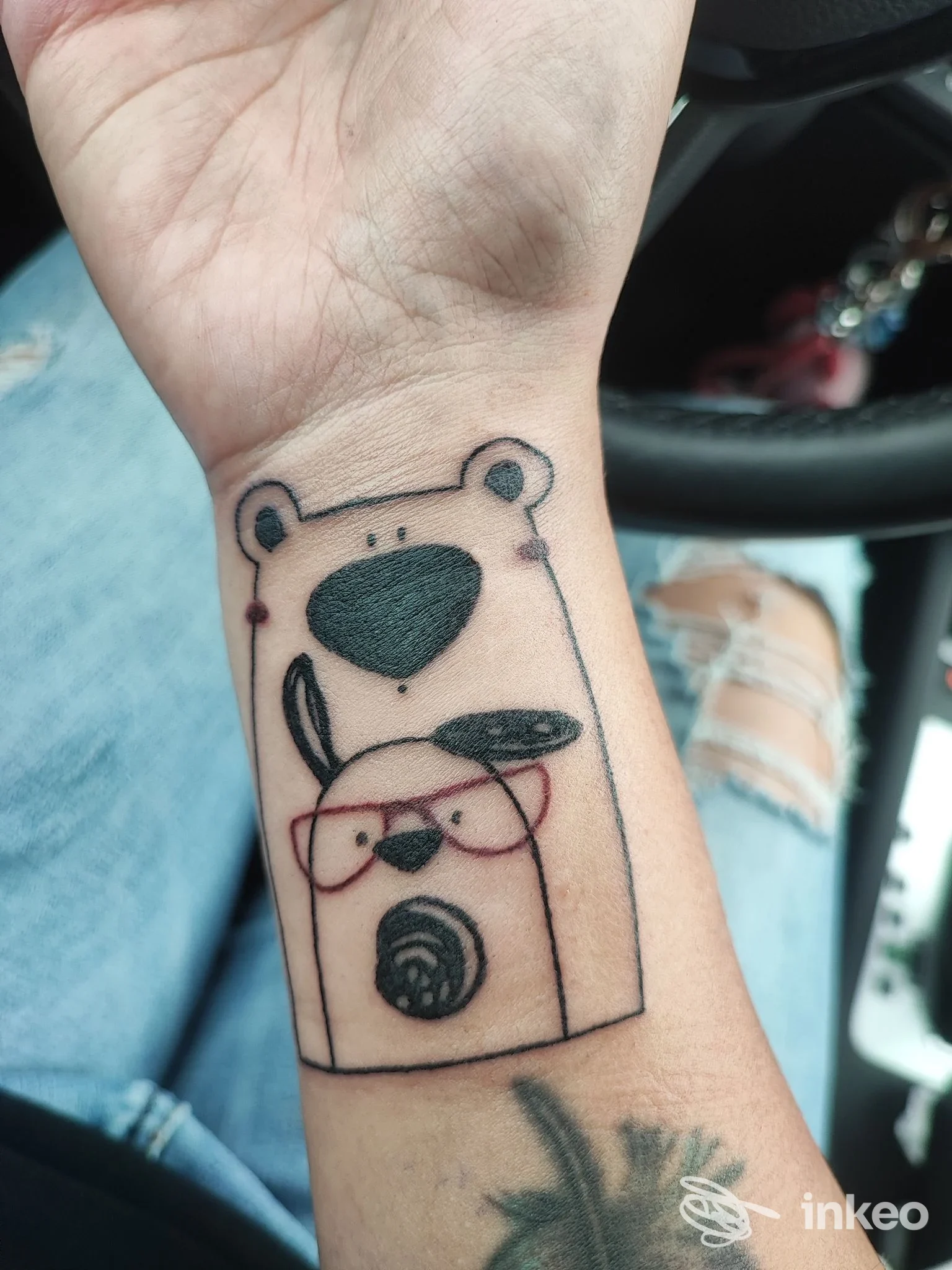 Tatuaggio stilizzato in nero e rosso sull'interno del polso, foto inviata dallo studio Tatta Modena Ink, Modena.