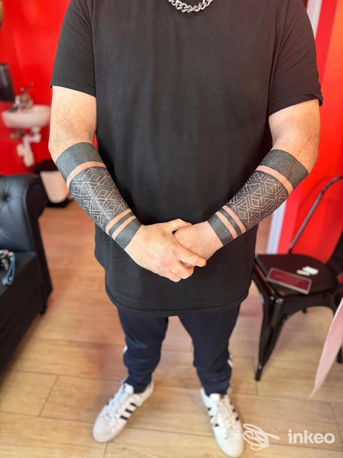 Due avambracci tatuati con motivi geometrici blackwork, foto in studio Tatta Modena Ink a Modena.