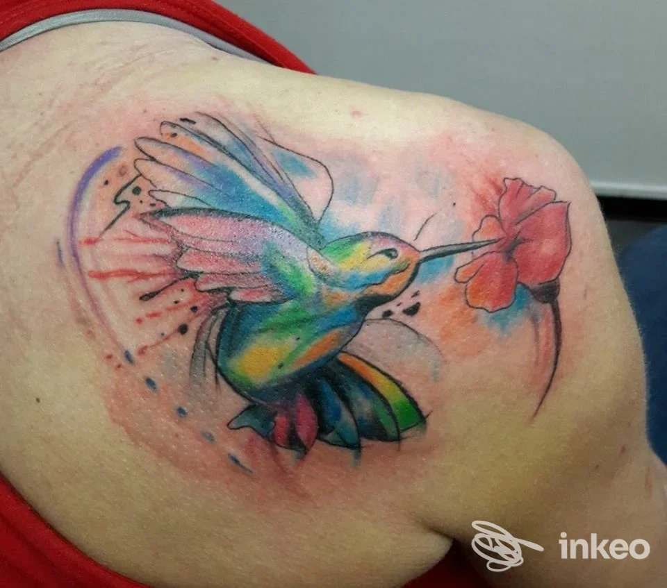 Tatuaggio colorato di colibrì sulla spalla, Planet Tattoo Parma.