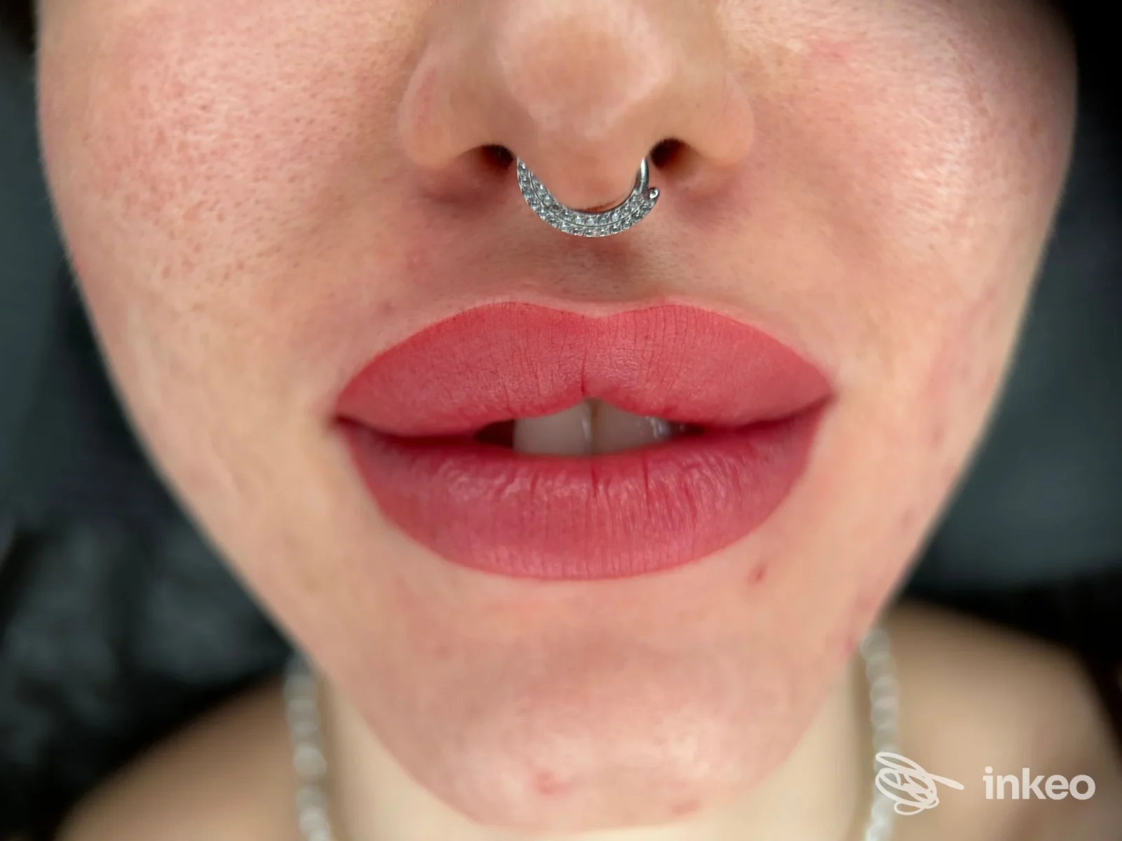 Primo piano di dermopigmentazione labbra e piercing al setto, lavoro di Francesca Caroli a Ravenna.