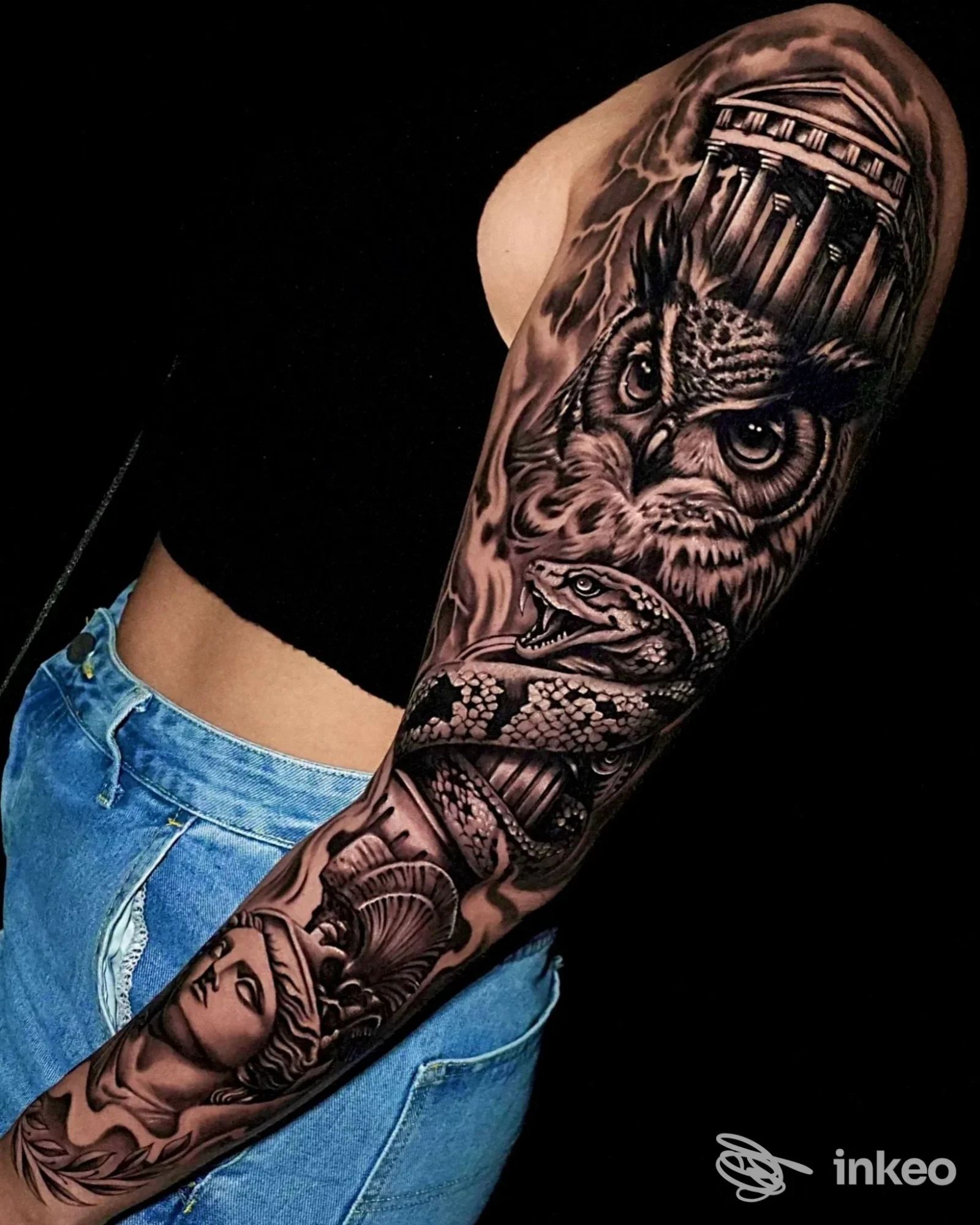 Foto di una manica tatuata in bianco e nero su pelle reale, realizzazione dello Soul’Art Studio e Academy a Castelvetro Piacentino.