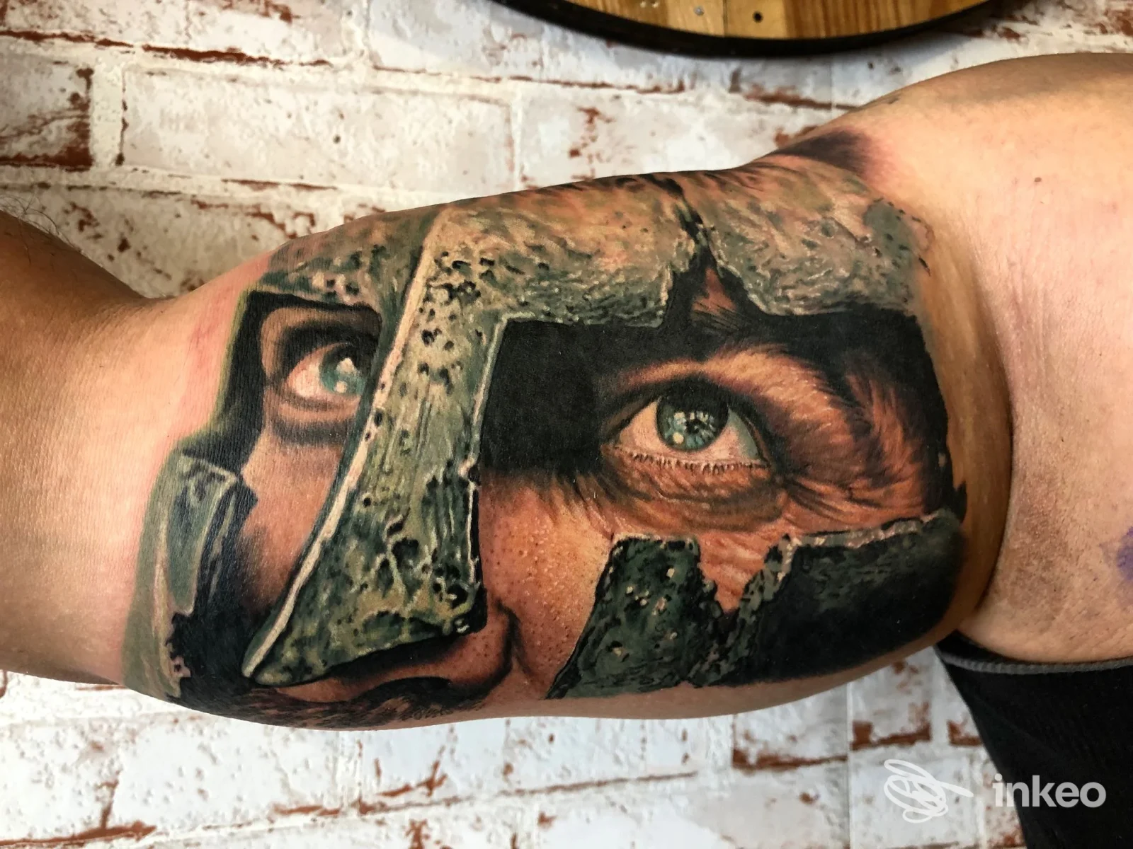 Tatuaggio realistico con occhi ed elmo su avambraccio, Soul’Art Studio e Academy, Castelvetro Piacentino.