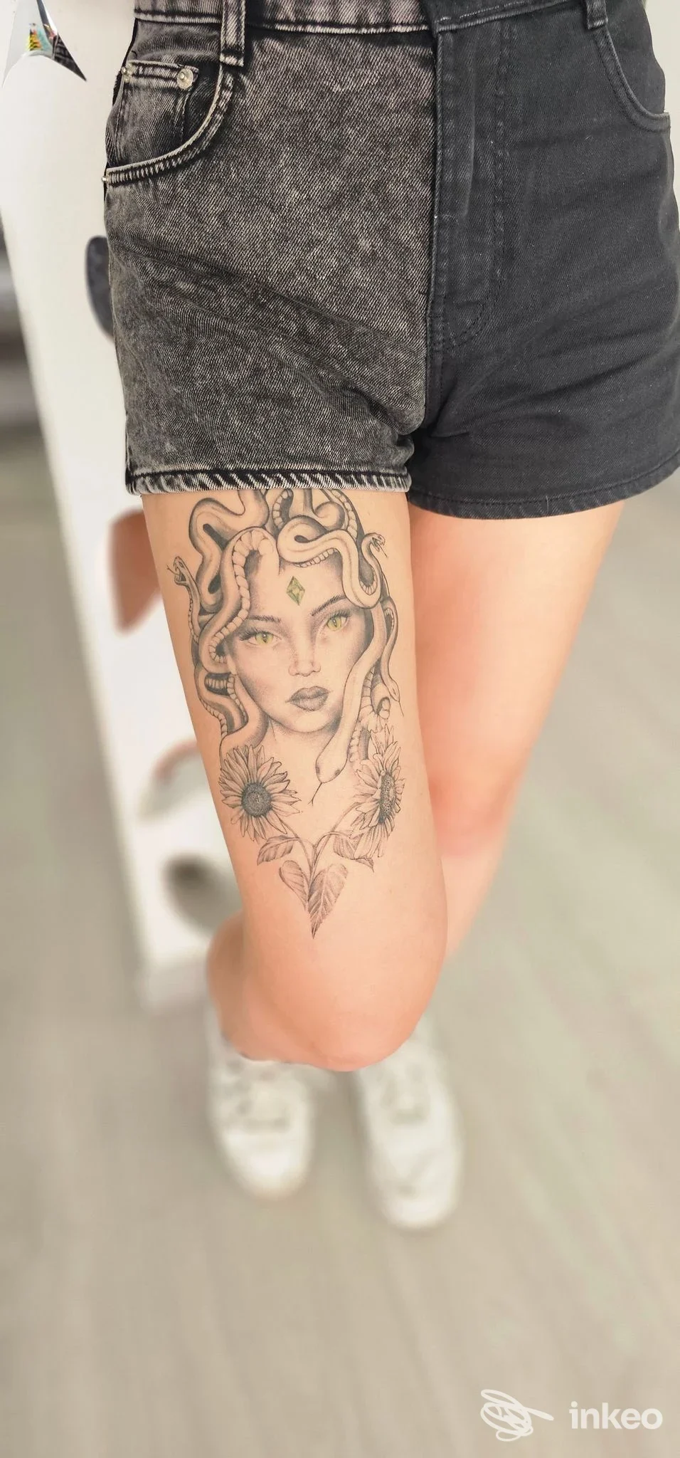 Tatuaggio su coscia con figura femminile ‘Medusa’ in bianco e nero, foto fornita da Oksy Art Tattoo, Rimini.