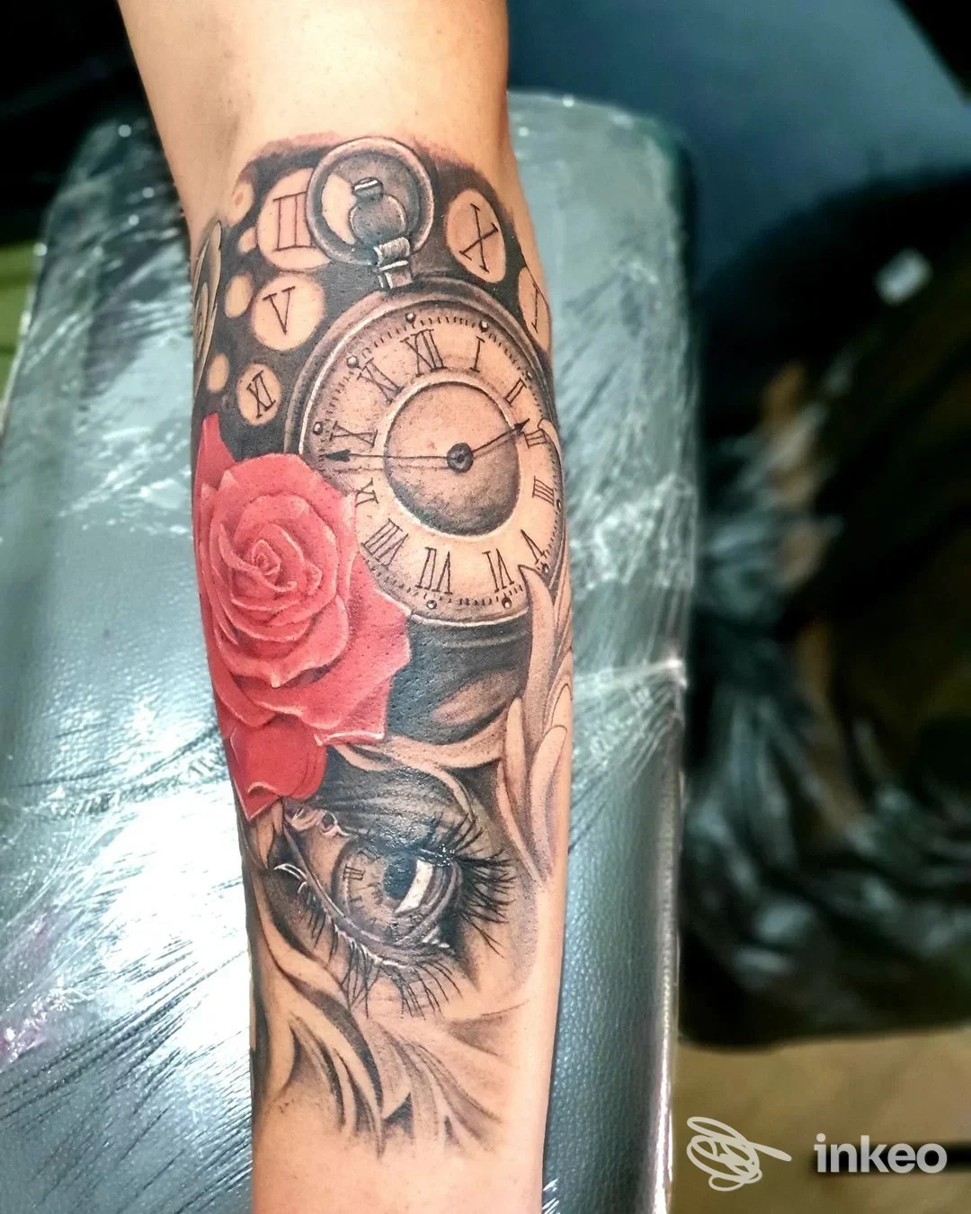 Tatuaggio realistico su avambraccio con orologio da tasca, rosa e occhio — Oksy Art Tattoo, Rimini.