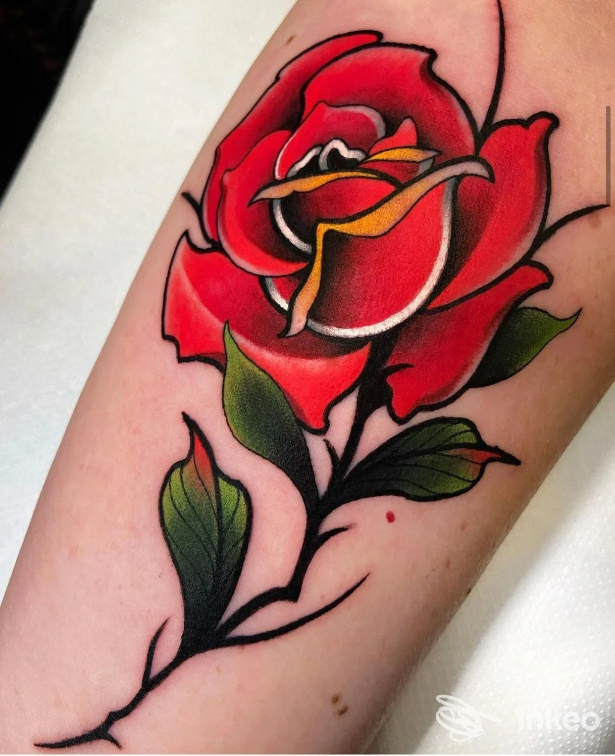 Tatuaggio a colori di una rosa sul davanti dell'avambraccio, fotografia inviata da Independent Store Cattolica _ Tattoo and Wear, Cattolica.