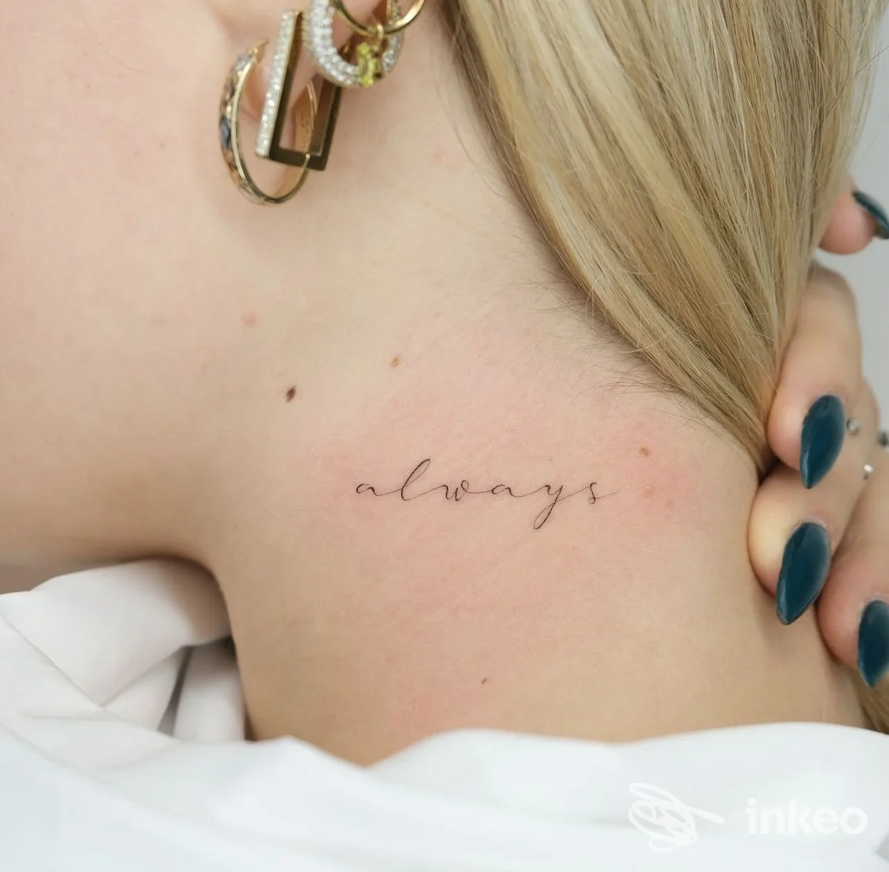Tatuaggio sottile "always" sul lato del collo, foto fornita da Independent Store Cattolica - Cattolica.