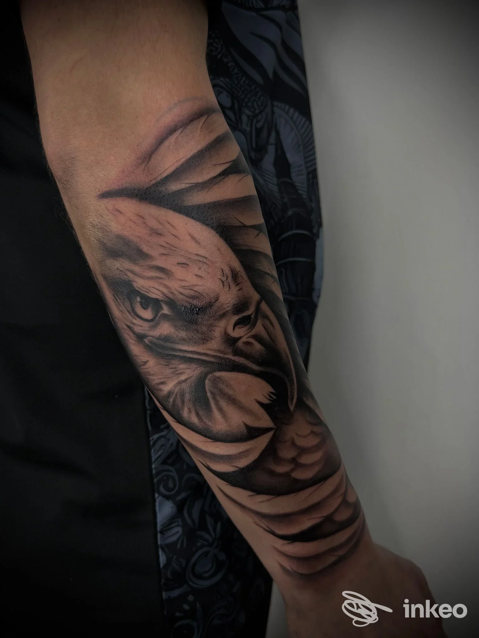 Tatuaggio realistico bianco e nero di un'aquila sull'avambraccio, Goodfella Tattoo Studio, Rimini.