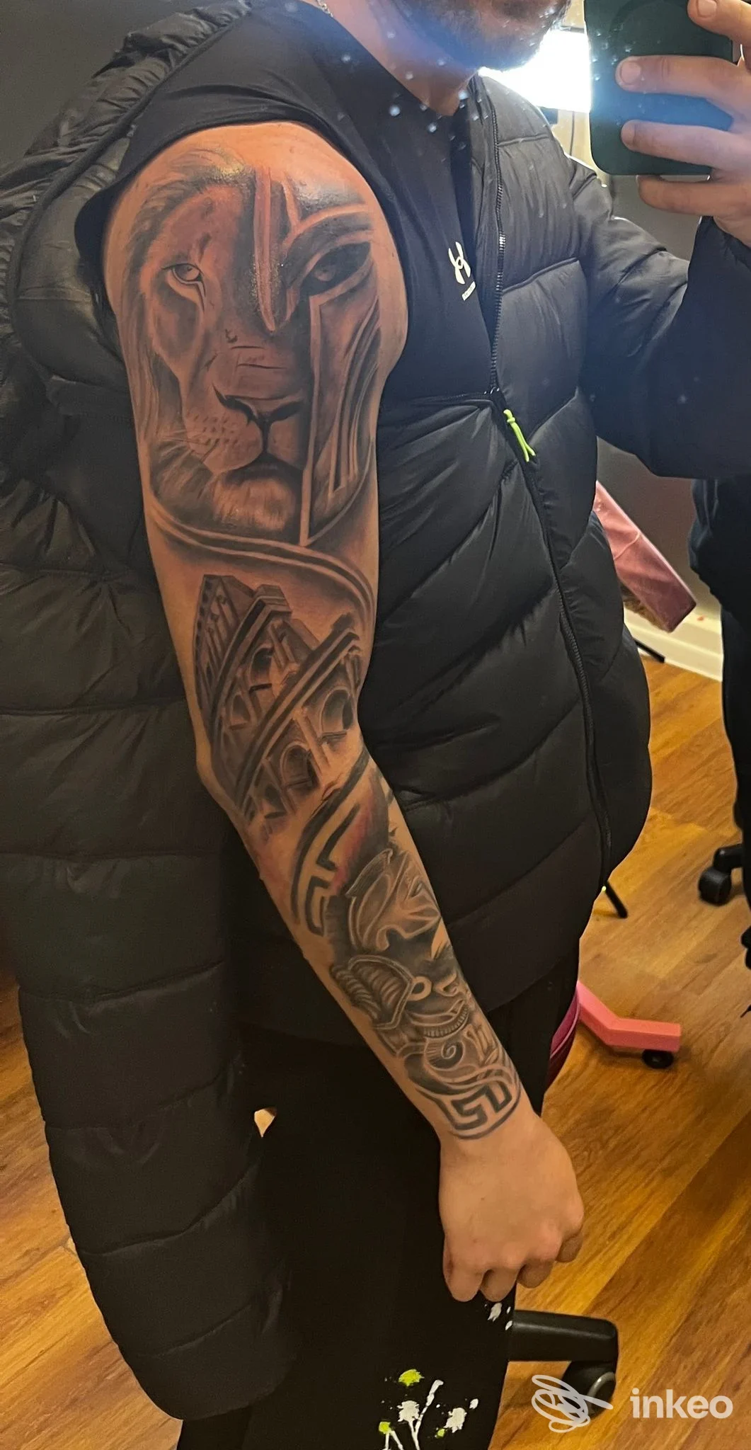 Manica tatuata con un grande leone e motivi ornamentali, foto scattata allo specchio — Goodfella Tattoo Studio, Rimini.