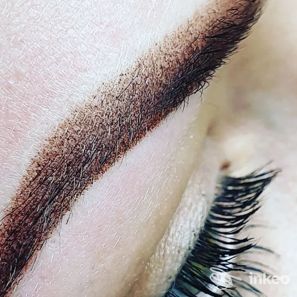 Primo piano di trucco permanente al sopracciglio, dettaglio tratto e ciglia; Isa Nanoblading, Forlì.