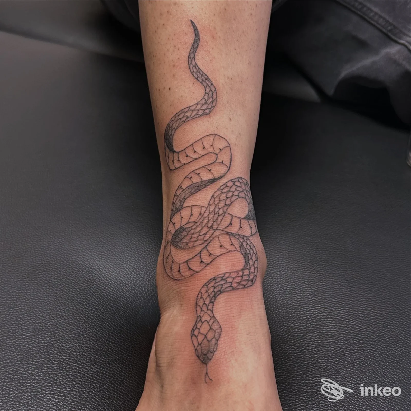 Tatuaggio serpente nero sul polso e avambraccio, foto del lavoro di Black Panther tattoo&piercing a Reggiolo.